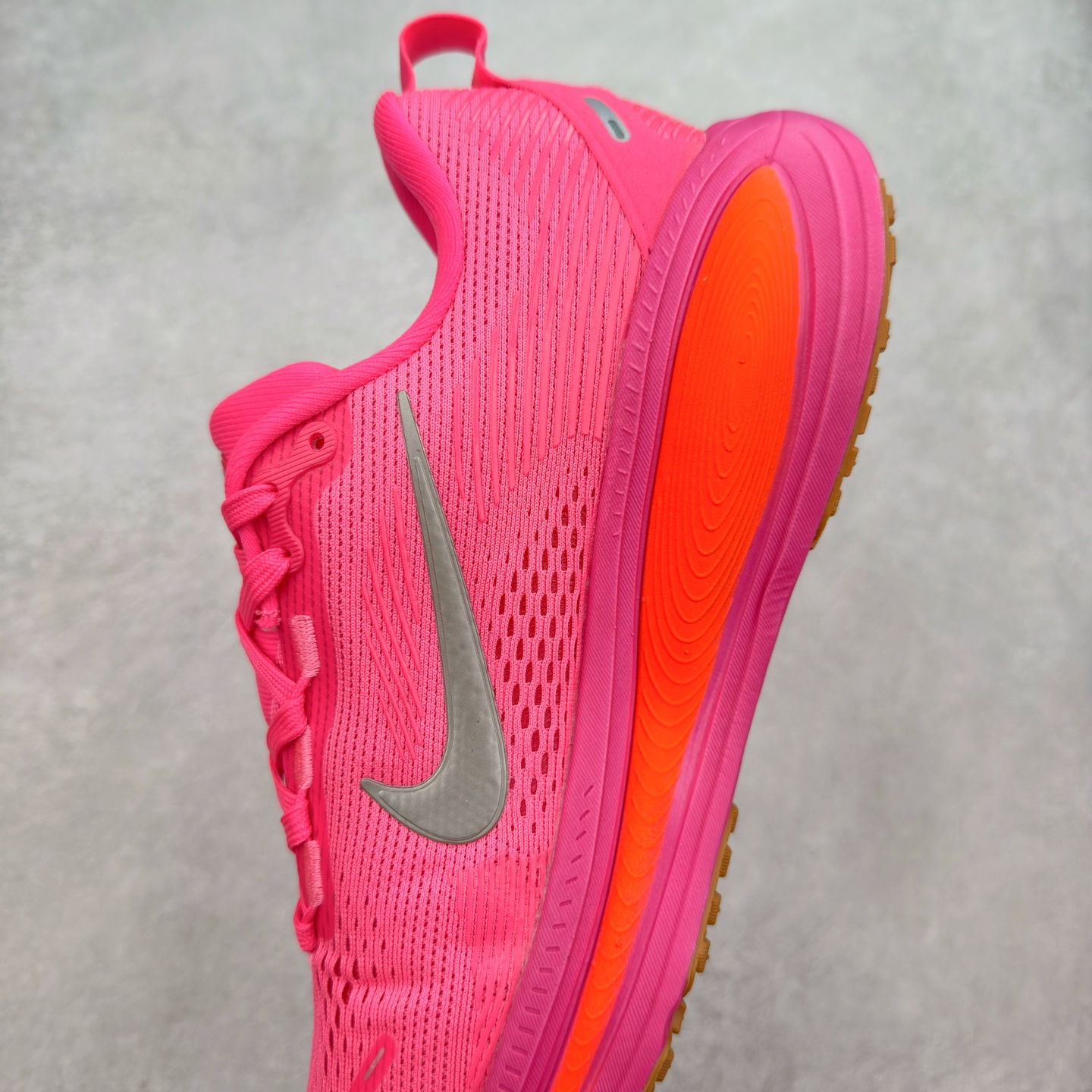 图片[7]-＃纯原福利 NK Air Zoom Vomero 18 轻便舒适公路跑步鞋 HM6803-001 质感柔软 弹力充沛 助力一路畅跑 乐享不停 厚实泡绵缔造舒适的回弹效果 铸就出色跑步表现 该鞋款轻盈透气 带你步入舒适新境界 疾速刺激感和非凡舒适脚感交织 定能让跑者在迈步间找到渴望已久的跑步乐趣 自如掌控跑步节奏、配速和里程 足底缓震配置赋予双足柔软舒适感受 助你一路畅跑 缓震设计 在双足触地时有助提供舒适脚感 搭载性能出众的 ZoomX 和 Cushlon 泡绵 营造柔软舒适脚感 助你稳稳迈步 基于跑者反馈 简化中底设计 带来出色舒适感 尺码：36 36.5 37.5 38 38.5 39 40 40.5 41 42 42.5 43 44 44.5 45-选品中心