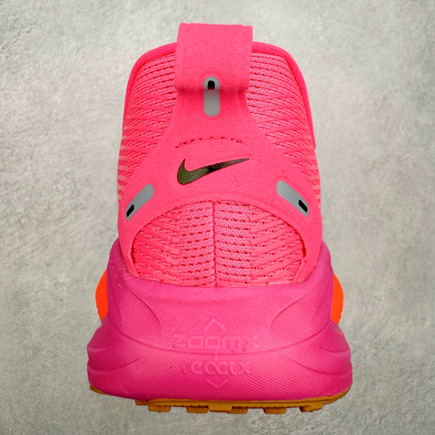 图片[8]-＃纯原福利 NK Air Zoom Vomero 18 轻便舒适公路跑步鞋 HM6803-001 质感柔软 弹力充沛 助力一路畅跑 乐享不停 厚实泡绵缔造舒适的回弹效果 铸就出色跑步表现 该鞋款轻盈透气 带你步入舒适新境界 疾速刺激感和非凡舒适脚感交织 定能让跑者在迈步间找到渴望已久的跑步乐趣 自如掌控跑步节奏、配速和里程 足底缓震配置赋予双足柔软舒适感受 助你一路畅跑 缓震设计 在双足触地时有助提供舒适脚感 搭载性能出众的 ZoomX 和 Cushlon 泡绵 营造柔软舒适脚感 助你稳稳迈步 基于跑者反馈 简化中底设计 带来出色舒适感 尺码：36 36.5 37.5 38 38.5 39 40 40.5 41 42 42.5 43 44 44.5 45-选品中心