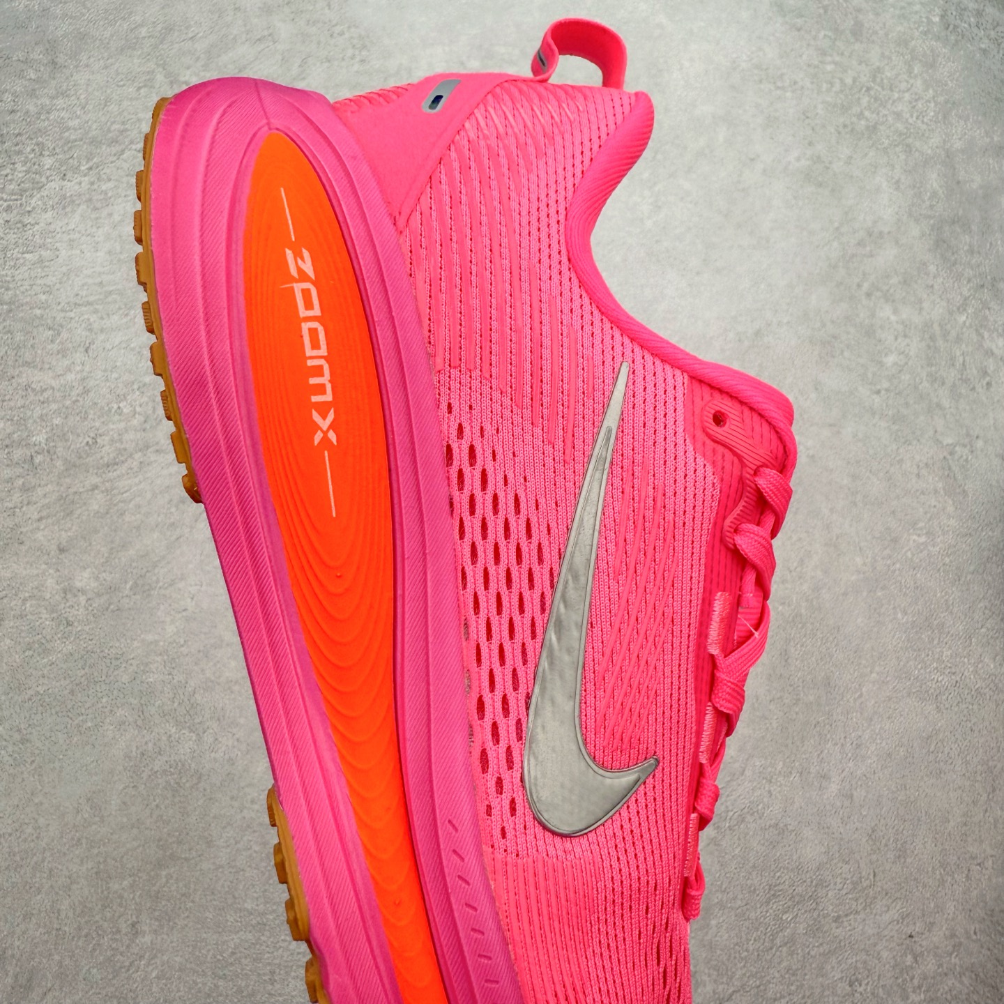 图片[6]-＃纯原福利 NK Air Zoom Vomero 18 轻便舒适公路跑步鞋 HM6803-001 质感柔软 弹力充沛 助力一路畅跑 乐享不停 厚实泡绵缔造舒适的回弹效果 铸就出色跑步表现 该鞋款轻盈透气 带你步入舒适新境界 疾速刺激感和非凡舒适脚感交织 定能让跑者在迈步间找到渴望已久的跑步乐趣 自如掌控跑步节奏、配速和里程 足底缓震配置赋予双足柔软舒适感受 助你一路畅跑 缓震设计 在双足触地时有助提供舒适脚感 搭载性能出众的 ZoomX 和 Cushlon 泡绵 营造柔软舒适脚感 助你稳稳迈步 基于跑者反馈 简化中底设计 带来出色舒适感 尺码：36 36.5 37.5 38 38.5 39 40 40.5 41 42 42.5 43 44 44.5 45-选品中心