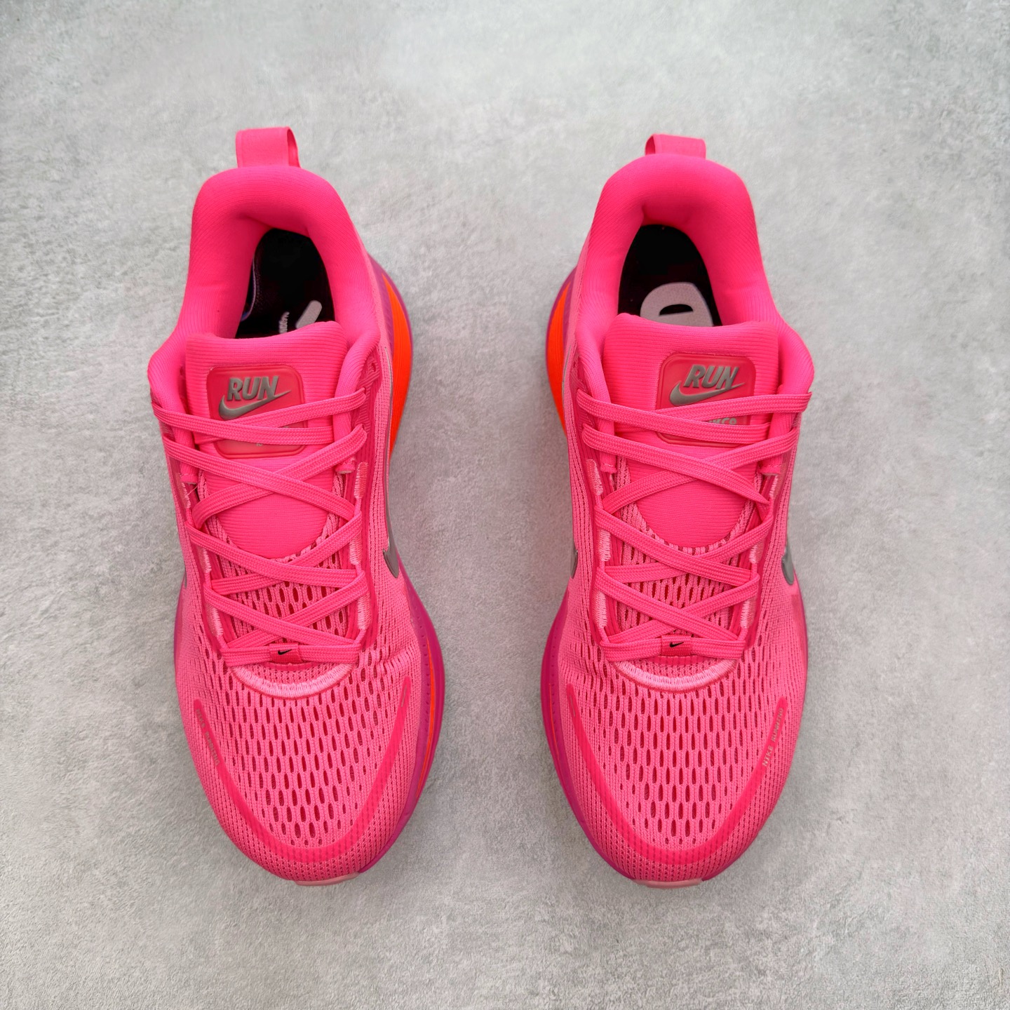 图片[2]-＃纯原福利 NK Air Zoom Vomero 18 轻便舒适公路跑步鞋 HM6803-001 质感柔软 弹力充沛 助力一路畅跑 乐享不停 厚实泡绵缔造舒适的回弹效果 铸就出色跑步表现 该鞋款轻盈透气 带你步入舒适新境界 疾速刺激感和非凡舒适脚感交织 定能让跑者在迈步间找到渴望已久的跑步乐趣 自如掌控跑步节奏、配速和里程 足底缓震配置赋予双足柔软舒适感受 助你一路畅跑 缓震设计 在双足触地时有助提供舒适脚感 搭载性能出众的 ZoomX 和 Cushlon 泡绵 营造柔软舒适脚感 助你稳稳迈步 基于跑者反馈 简化中底设计 带来出色舒适感 尺码：36 36.5 37.5 38 38.5 39 40 40.5 41 42 42.5 43 44 44.5 45-选品中心