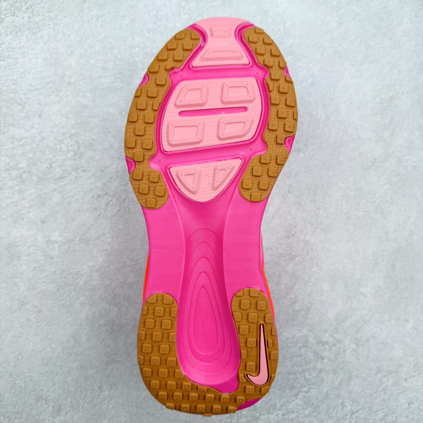 图片[9]-＃纯原福利 NK Air Zoom Vomero 18 轻便舒适公路跑步鞋 HM6803-001 质感柔软 弹力充沛 助力一路畅跑 乐享不停 厚实泡绵缔造舒适的回弹效果 铸就出色跑步表现 该鞋款轻盈透气 带你步入舒适新境界 疾速刺激感和非凡舒适脚感交织 定能让跑者在迈步间找到渴望已久的跑步乐趣 自如掌控跑步节奏、配速和里程 足底缓震配置赋予双足柔软舒适感受 助你一路畅跑 缓震设计 在双足触地时有助提供舒适脚感 搭载性能出众的 ZoomX 和 Cushlon 泡绵 营造柔软舒适脚感 助你稳稳迈步 基于跑者反馈 简化中底设计 带来出色舒适感 尺码：36 36.5 37.5 38 38.5 39 40 40.5 41 42 42.5 43 44 44.5 45-选品中心