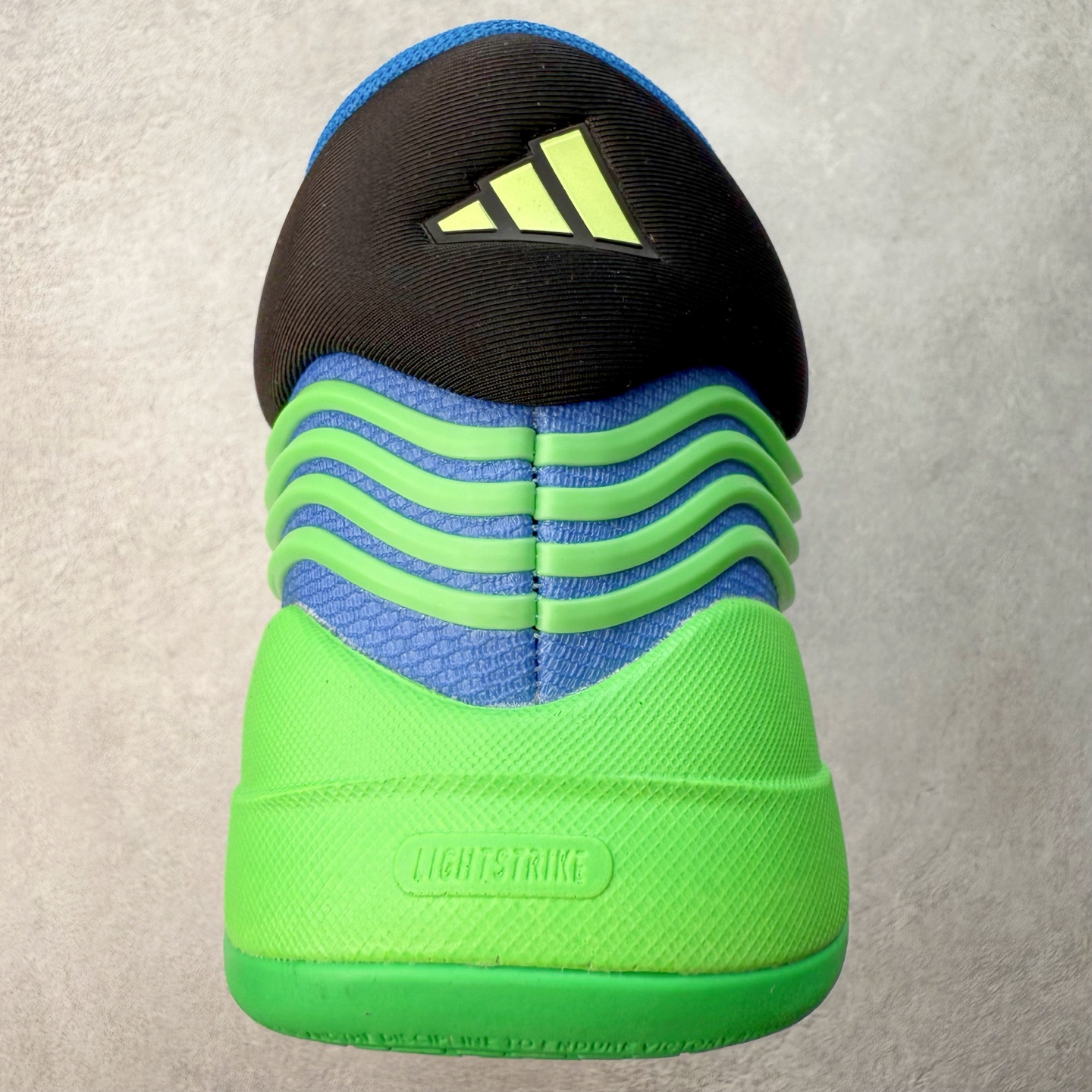 图片[8]-AD Dame 10 Dolla 利拉德十代舒适百搭防滑耐磨低帮篮球鞋 JP6089 采用了经典的色调进行点缀 鞋面设计较为古典 不由得让人想起本世纪初的篮球鞋鞋型 鞋面两侧的可视化支撑片量大管饱 保证了穿着者实战的稳定性 套鞋设定使得鞋履的包裹感更加出色 并且缓解了前几代被诟病的脚背挤压问题 中底部分与鞋面下部色彩自然衔接 让鞋履的色彩视觉感更加阔达 更让人惊叹的便是鞋底也是直接选择了红色 鞋面、中底的色彩结合 不仅证实了前面的复古想法 也让这款鞋履在目前众多爆料的新鞋款中脱颖而出 尺码：40 40.5 41 42 42.5 43 44 44.5 45 46-选品中心