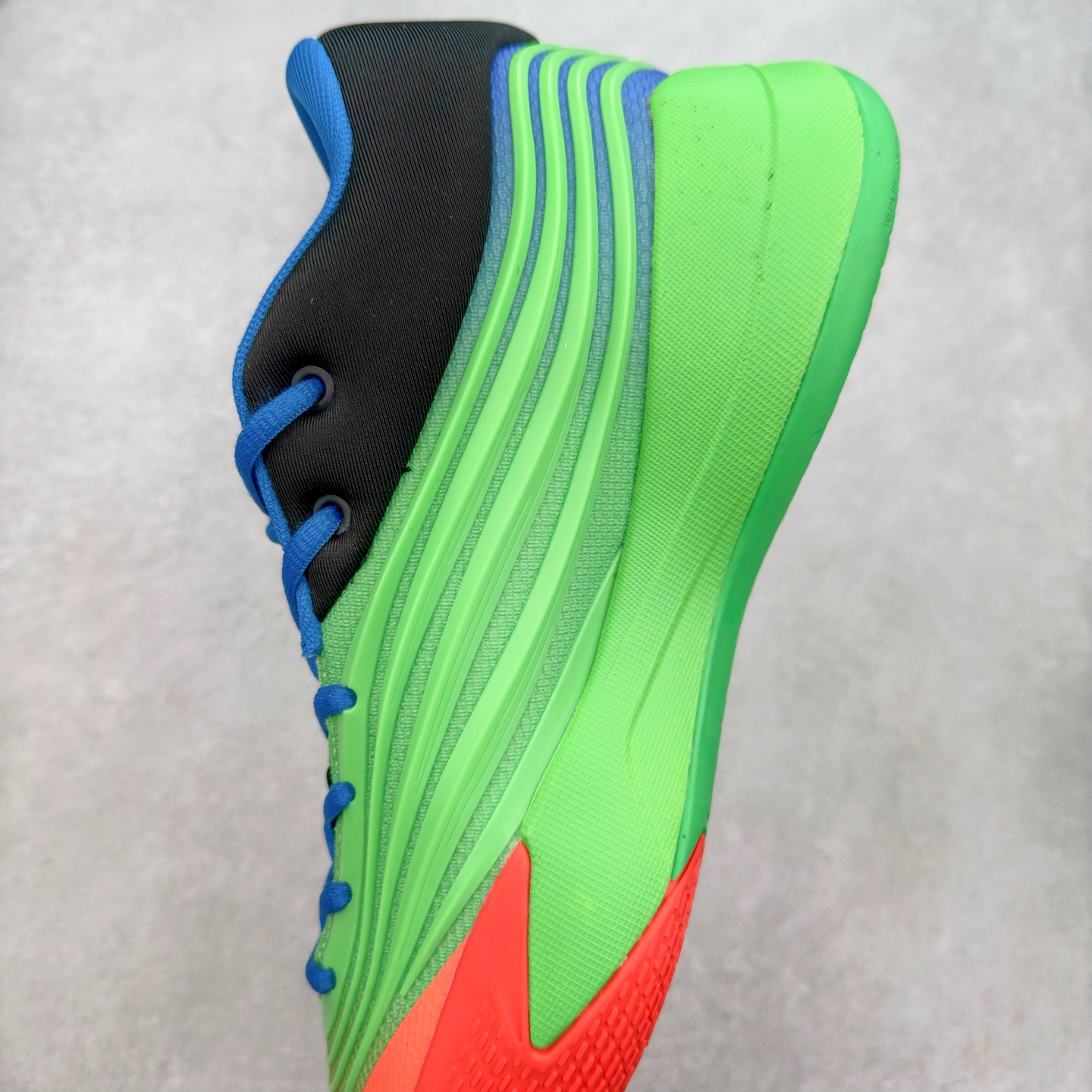 图片[7]-AD Dame 10 Dolla 利拉德十代舒适百搭防滑耐磨低帮篮球鞋 JP6089 采用了经典的色调进行点缀 鞋面设计较为古典 不由得让人想起本世纪初的篮球鞋鞋型 鞋面两侧的可视化支撑片量大管饱 保证了穿着者实战的稳定性 套鞋设定使得鞋履的包裹感更加出色 并且缓解了前几代被诟病的脚背挤压问题 中底部分与鞋面下部色彩自然衔接 让鞋履的色彩视觉感更加阔达 更让人惊叹的便是鞋底也是直接选择了红色 鞋面、中底的色彩结合 不仅证实了前面的复古想法 也让这款鞋履在目前众多爆料的新鞋款中脱颖而出 尺码：40 40.5 41 42 42.5 43 44 44.5 45 46-选品中心