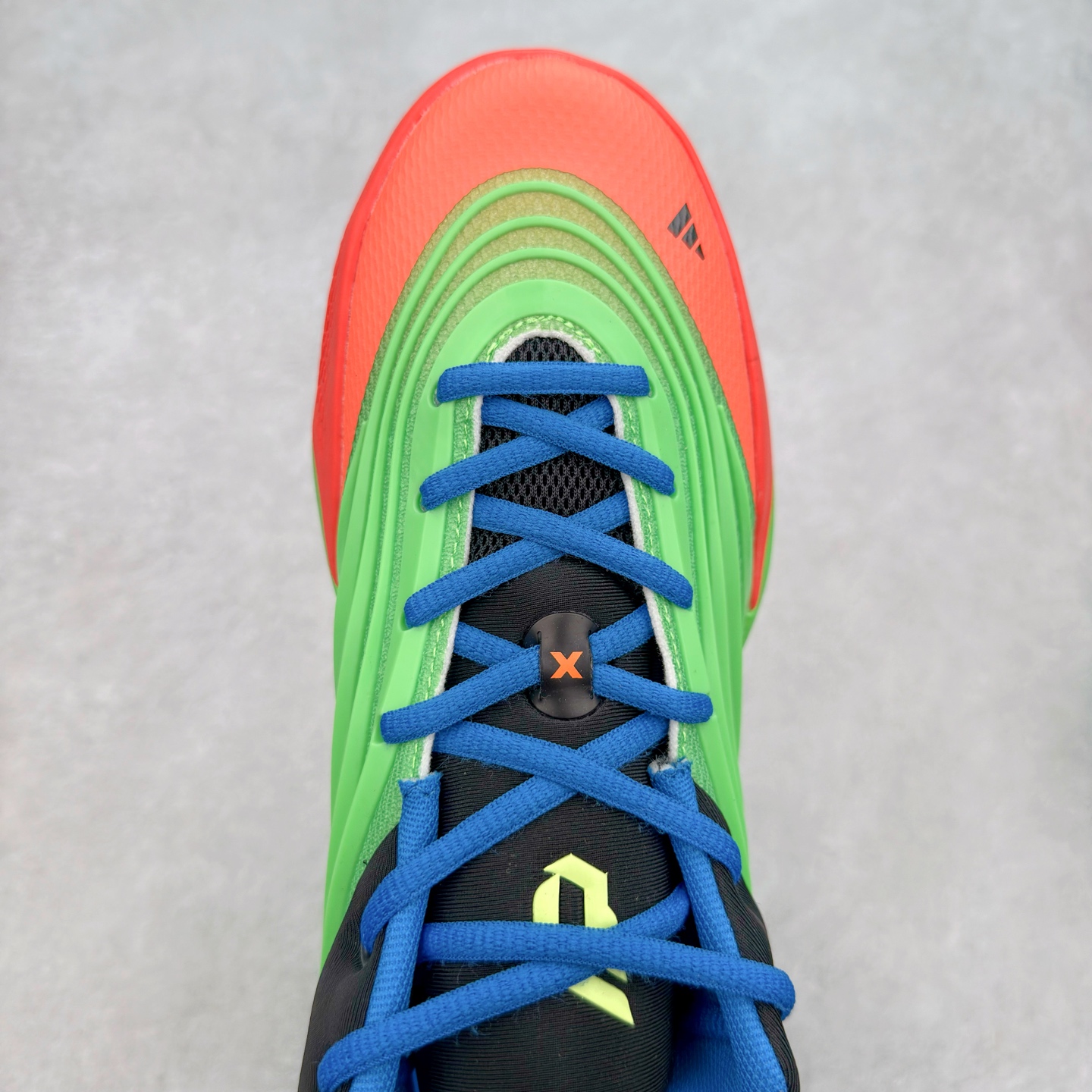 图片[4]-AD Dame 10 Dolla 利拉德十代舒适百搭防滑耐磨低帮篮球鞋 JP6089 采用了经典的色调进行点缀 鞋面设计较为古典 不由得让人想起本世纪初的篮球鞋鞋型 鞋面两侧的可视化支撑片量大管饱 保证了穿着者实战的稳定性 套鞋设定使得鞋履的包裹感更加出色 并且缓解了前几代被诟病的脚背挤压问题 中底部分与鞋面下部色彩自然衔接 让鞋履的色彩视觉感更加阔达 更让人惊叹的便是鞋底也是直接选择了红色 鞋面、中底的色彩结合 不仅证实了前面的复古想法 也让这款鞋履在目前众多爆料的新鞋款中脱颖而出 尺码：40 40.5 41 42 42.5 43 44 44.5 45 46-选品中心