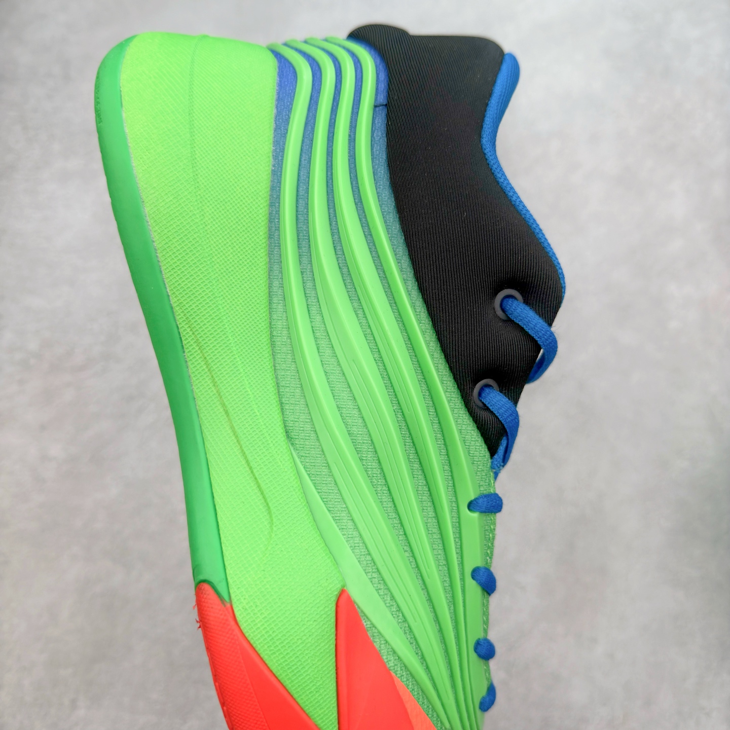 图片[6]-AD Dame 10 Dolla 利拉德十代舒适百搭防滑耐磨低帮篮球鞋 JP6089 采用了经典的色调进行点缀 鞋面设计较为古典 不由得让人想起本世纪初的篮球鞋鞋型 鞋面两侧的可视化支撑片量大管饱 保证了穿着者实战的稳定性 套鞋设定使得鞋履的包裹感更加出色 并且缓解了前几代被诟病的脚背挤压问题 中底部分与鞋面下部色彩自然衔接 让鞋履的色彩视觉感更加阔达 更让人惊叹的便是鞋底也是直接选择了红色 鞋面、中底的色彩结合 不仅证实了前面的复古想法 也让这款鞋履在目前众多爆料的新鞋款中脱颖而出 尺码：40 40.5 41 42 42.5 43 44 44.5 45 46-选品中心