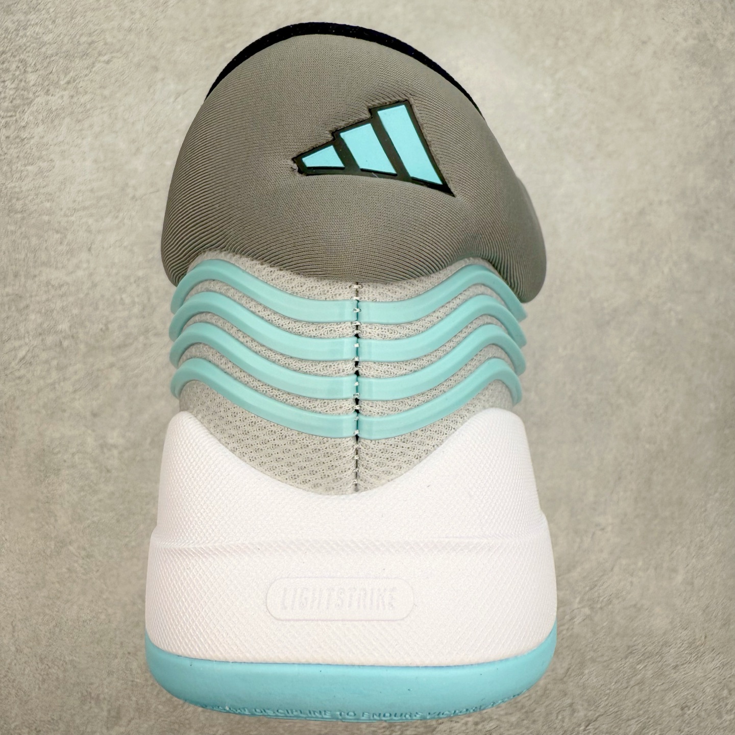 图片[8]-AD Dame 10 Dolla 利拉德十代舒适百搭防滑耐磨低帮篮球鞋 JP6093 采用了经典的色调进行点缀 鞋面设计较为古典 不由得让人想起本世纪初的篮球鞋鞋型 鞋面两侧的可视化支撑片量大管饱 保证了穿着者实战的稳定性 套鞋设定使得鞋履的包裹感更加出色 并且缓解了前几代被诟病的脚背挤压问题 中底部分与鞋面下部色彩自然衔接 让鞋履的色彩视觉感更加阔达 更让人惊叹的便是鞋底也是直接选择了红色 鞋面、中底的色彩结合 不仅证实了前面的复古想法 也让这款鞋履在目前众多爆料的新鞋款中脱颖而出 尺码：40 40.5 41 42 42.5 43 44 44.5 45 46-选品中心