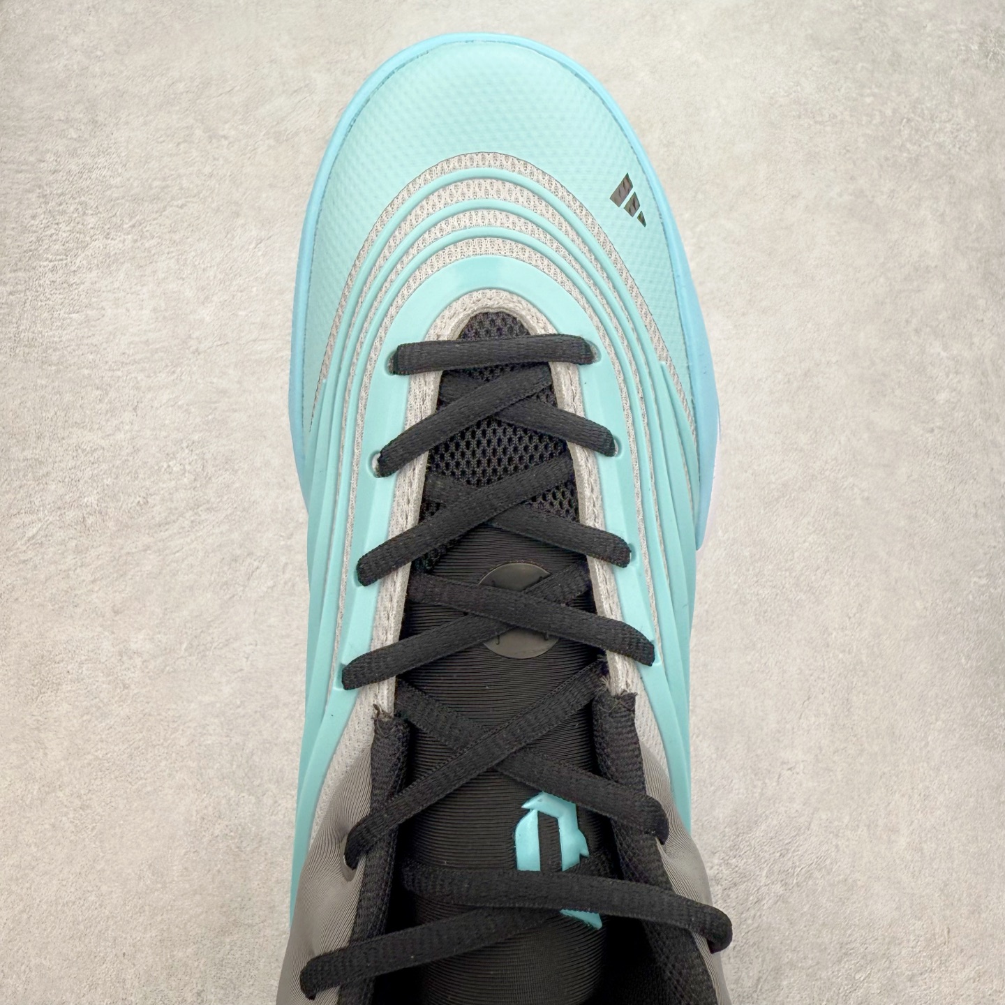 图片[4]-AD Dame 10 Dolla 利拉德十代舒适百搭防滑耐磨低帮篮球鞋 JP6093 采用了经典的色调进行点缀 鞋面设计较为古典 不由得让人想起本世纪初的篮球鞋鞋型 鞋面两侧的可视化支撑片量大管饱 保证了穿着者实战的稳定性 套鞋设定使得鞋履的包裹感更加出色 并且缓解了前几代被诟病的脚背挤压问题 中底部分与鞋面下部色彩自然衔接 让鞋履的色彩视觉感更加阔达 更让人惊叹的便是鞋底也是直接选择了红色 鞋面、中底的色彩结合 不仅证实了前面的复古想法 也让这款鞋履在目前众多爆料的新鞋款中脱颖而出 尺码：40 40.5 41 42 42.5 43 44 44.5 45 46-选品中心