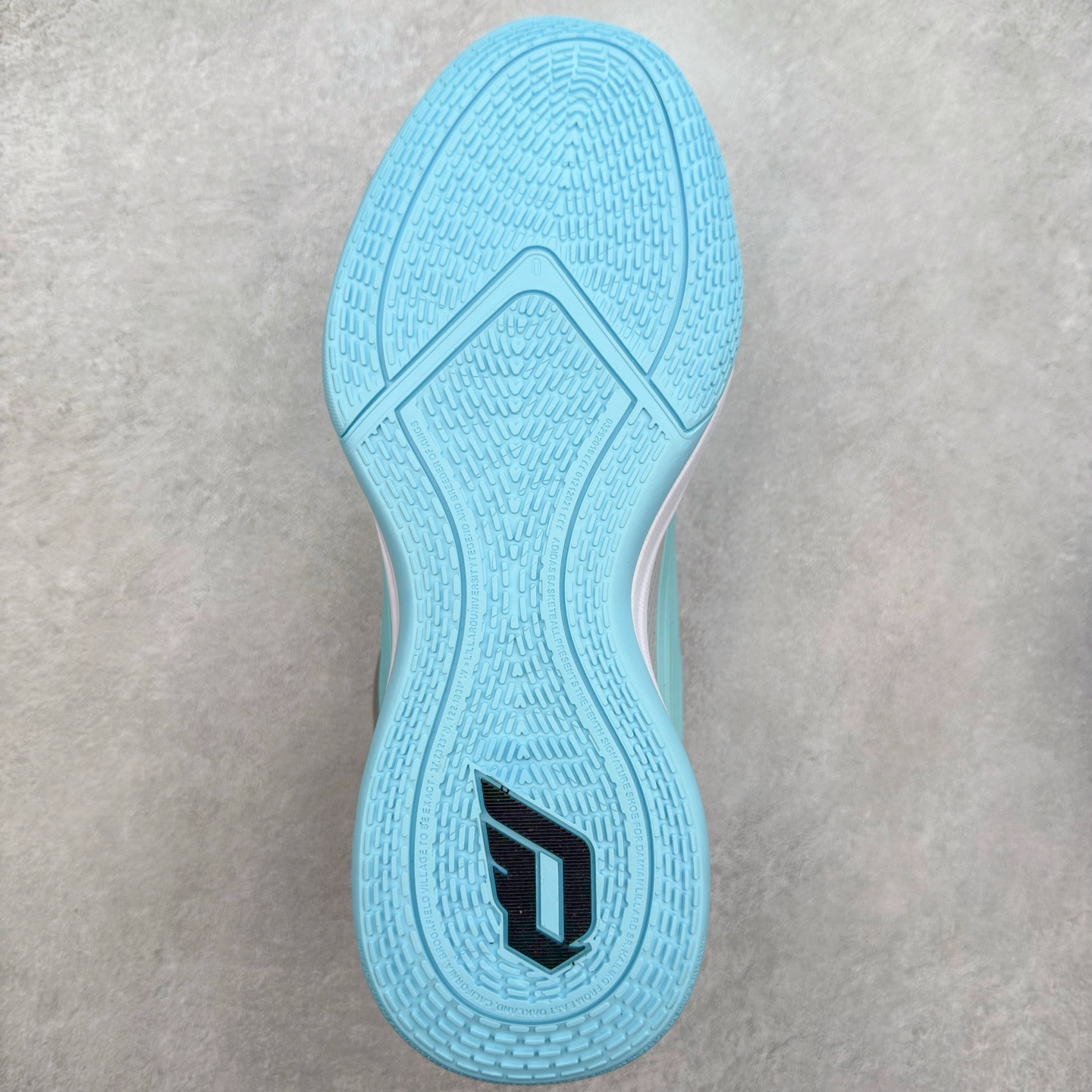 图片[9]-AD Dame 10 Dolla 利拉德十代舒适百搭防滑耐磨低帮篮球鞋 JP6093 采用了经典的色调进行点缀 鞋面设计较为古典 不由得让人想起本世纪初的篮球鞋鞋型 鞋面两侧的可视化支撑片量大管饱 保证了穿着者实战的稳定性 套鞋设定使得鞋履的包裹感更加出色 并且缓解了前几代被诟病的脚背挤压问题 中底部分与鞋面下部色彩自然衔接 让鞋履的色彩视觉感更加阔达 更让人惊叹的便是鞋底也是直接选择了红色 鞋面、中底的色彩结合 不仅证实了前面的复古想法 也让这款鞋履在目前众多爆料的新鞋款中脱颖而出 尺码：40 40.5 41 42 42.5 43 44 44.5 45 46-选品中心