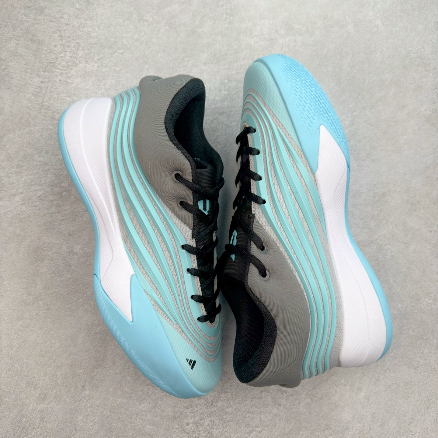 图片[3]-AD Dame 10 Dolla 利拉德十代舒适百搭防滑耐磨低帮篮球鞋 JP6093 采用了经典的色调进行点缀 鞋面设计较为古典 不由得让人想起本世纪初的篮球鞋鞋型 鞋面两侧的可视化支撑片量大管饱 保证了穿着者实战的稳定性 套鞋设定使得鞋履的包裹感更加出色 并且缓解了前几代被诟病的脚背挤压问题 中底部分与鞋面下部色彩自然衔接 让鞋履的色彩视觉感更加阔达 更让人惊叹的便是鞋底也是直接选择了红色 鞋面、中底的色彩结合 不仅证实了前面的复古想法 也让这款鞋履在目前众多爆料的新鞋款中脱颖而出 尺码：40 40.5 41 42 42.5 43 44 44.5 45 46-选品中心