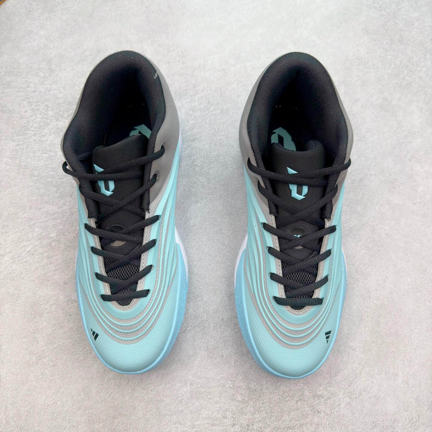 图片[2]-AD Dame 10 Dolla 利拉德十代舒适百搭防滑耐磨低帮篮球鞋 JP6093 采用了经典的色调进行点缀 鞋面设计较为古典 不由得让人想起本世纪初的篮球鞋鞋型 鞋面两侧的可视化支撑片量大管饱 保证了穿着者实战的稳定性 套鞋设定使得鞋履的包裹感更加出色 并且缓解了前几代被诟病的脚背挤压问题 中底部分与鞋面下部色彩自然衔接 让鞋履的色彩视觉感更加阔达 更让人惊叹的便是鞋底也是直接选择了红色 鞋面、中底的色彩结合 不仅证实了前面的复古想法 也让这款鞋履在目前众多爆料的新鞋款中脱颖而出 尺码：40 40.5 41 42 42.5 43 44 44.5 45 46-选品中心