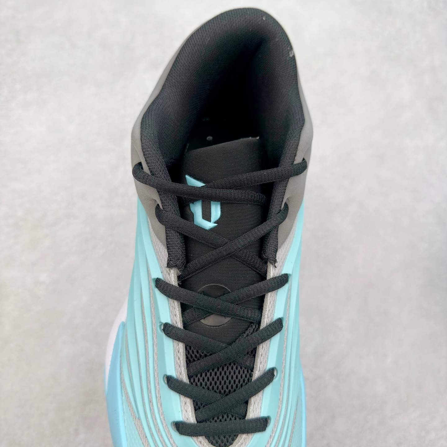 图片[5]-AD Dame 10 Dolla 利拉德十代舒适百搭防滑耐磨低帮篮球鞋 JP6093 采用了经典的色调进行点缀 鞋面设计较为古典 不由得让人想起本世纪初的篮球鞋鞋型 鞋面两侧的可视化支撑片量大管饱 保证了穿着者实战的稳定性 套鞋设定使得鞋履的包裹感更加出色 并且缓解了前几代被诟病的脚背挤压问题 中底部分与鞋面下部色彩自然衔接 让鞋履的色彩视觉感更加阔达 更让人惊叹的便是鞋底也是直接选择了红色 鞋面、中底的色彩结合 不仅证实了前面的复古想法 也让这款鞋履在目前众多爆料的新鞋款中脱颖而出 尺码：40 40.5 41 42 42.5 43 44 44.5 45 46-选品中心