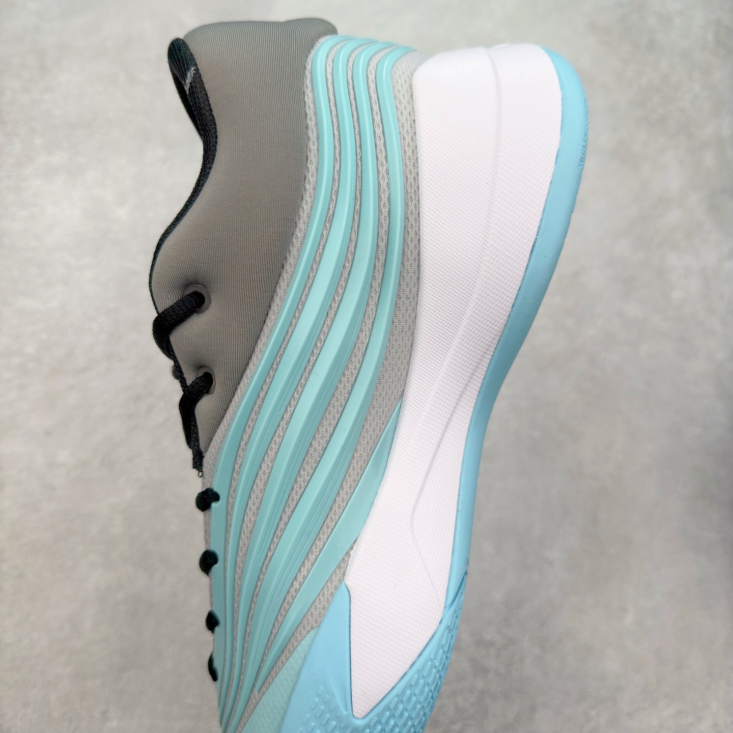 图片[7]-AD Dame 10 Dolla 利拉德十代舒适百搭防滑耐磨低帮篮球鞋 JP6093 采用了经典的色调进行点缀 鞋面设计较为古典 不由得让人想起本世纪初的篮球鞋鞋型 鞋面两侧的可视化支撑片量大管饱 保证了穿着者实战的稳定性 套鞋设定使得鞋履的包裹感更加出色 并且缓解了前几代被诟病的脚背挤压问题 中底部分与鞋面下部色彩自然衔接 让鞋履的色彩视觉感更加阔达 更让人惊叹的便是鞋底也是直接选择了红色 鞋面、中底的色彩结合 不仅证实了前面的复古想法 也让这款鞋履在目前众多爆料的新鞋款中脱颖而出 尺码：40 40.5 41 42 42.5 43 44 44.5 45 46-选品中心