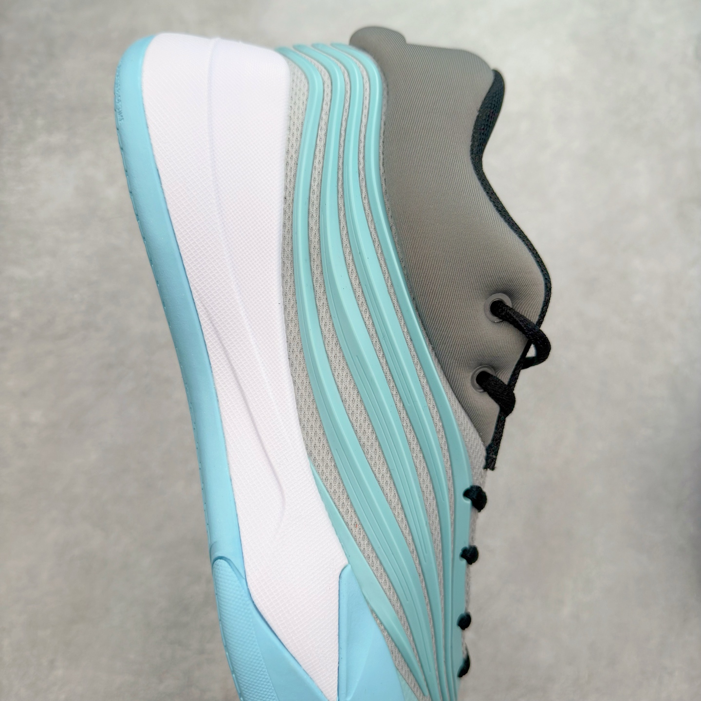 图片[6]-AD Dame 10 Dolla 利拉德十代舒适百搭防滑耐磨低帮篮球鞋 JP6093 采用了经典的色调进行点缀 鞋面设计较为古典 不由得让人想起本世纪初的篮球鞋鞋型 鞋面两侧的可视化支撑片量大管饱 保证了穿着者实战的稳定性 套鞋设定使得鞋履的包裹感更加出色 并且缓解了前几代被诟病的脚背挤压问题 中底部分与鞋面下部色彩自然衔接 让鞋履的色彩视觉感更加阔达 更让人惊叹的便是鞋底也是直接选择了红色 鞋面、中底的色彩结合 不仅证实了前面的复古想法 也让这款鞋履在目前众多爆料的新鞋款中脱颖而出 尺码：40 40.5 41 42 42.5 43 44 44.5 45 46-选品中心