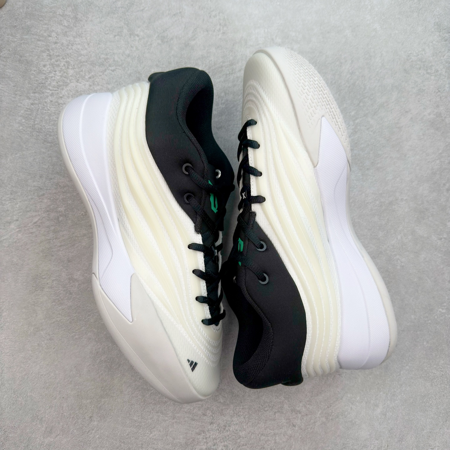 图片[3]-AD Dame 10 Dolla 利拉德十代舒适百搭防滑耐磨低帮篮球鞋 JP6093 采用了经典的色调进行点缀 鞋面设计较为古典 不由得让人想起本世纪初的篮球鞋鞋型 鞋面两侧的可视化支撑片量大管饱 保证了穿着者实战的稳定性 套鞋设定使得鞋履的包裹感更加出色 并且缓解了前几代被诟病的脚背挤压问题 中底部分与鞋面下部色彩自然衔接 让鞋履的色彩视觉感更加阔达 更让人惊叹的便是鞋底也是直接选择了红色 鞋面、中底的色彩结合 不仅证实了前面的复古想法 也让这款鞋履在目前众多爆料的新鞋款中脱颖而出 尺码：40 40.5 41 42 42.5 43 44 44.5 45 46-选品中心