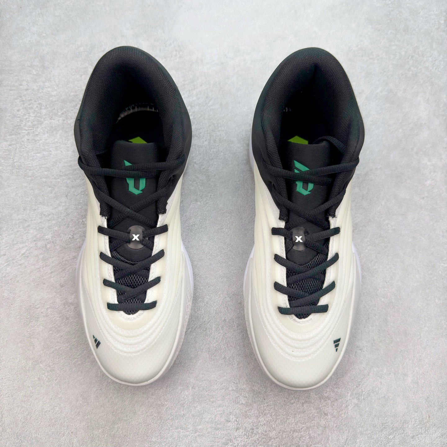 图片[2]-AD Dame 10 Dolla 利拉德十代舒适百搭防滑耐磨低帮篮球鞋 JP6093 采用了经典的色调进行点缀 鞋面设计较为古典 不由得让人想起本世纪初的篮球鞋鞋型 鞋面两侧的可视化支撑片量大管饱 保证了穿着者实战的稳定性 套鞋设定使得鞋履的包裹感更加出色 并且缓解了前几代被诟病的脚背挤压问题 中底部分与鞋面下部色彩自然衔接 让鞋履的色彩视觉感更加阔达 更让人惊叹的便是鞋底也是直接选择了红色 鞋面、中底的色彩结合 不仅证实了前面的复古想法 也让这款鞋履在目前众多爆料的新鞋款中脱颖而出 尺码：40 40.5 41 42 42.5 43 44 44.5 45 46-选品中心