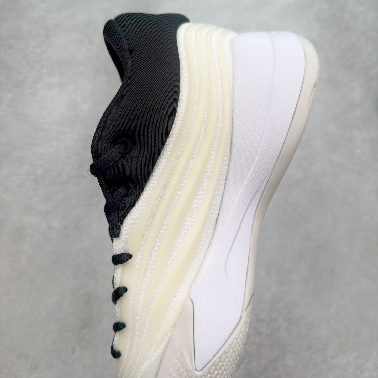 图片[7]-AD Dame 10 Dolla 利拉德十代舒适百搭防滑耐磨低帮篮球鞋 JP6093 采用了经典的色调进行点缀 鞋面设计较为古典 不由得让人想起本世纪初的篮球鞋鞋型 鞋面两侧的可视化支撑片量大管饱 保证了穿着者实战的稳定性 套鞋设定使得鞋履的包裹感更加出色 并且缓解了前几代被诟病的脚背挤压问题 中底部分与鞋面下部色彩自然衔接 让鞋履的色彩视觉感更加阔达 更让人惊叹的便是鞋底也是直接选择了红色 鞋面、中底的色彩结合 不仅证实了前面的复古想法 也让这款鞋履在目前众多爆料的新鞋款中脱颖而出 尺码：40 40.5 41 42 42.5 43 44 44.5 45 46-选品中心