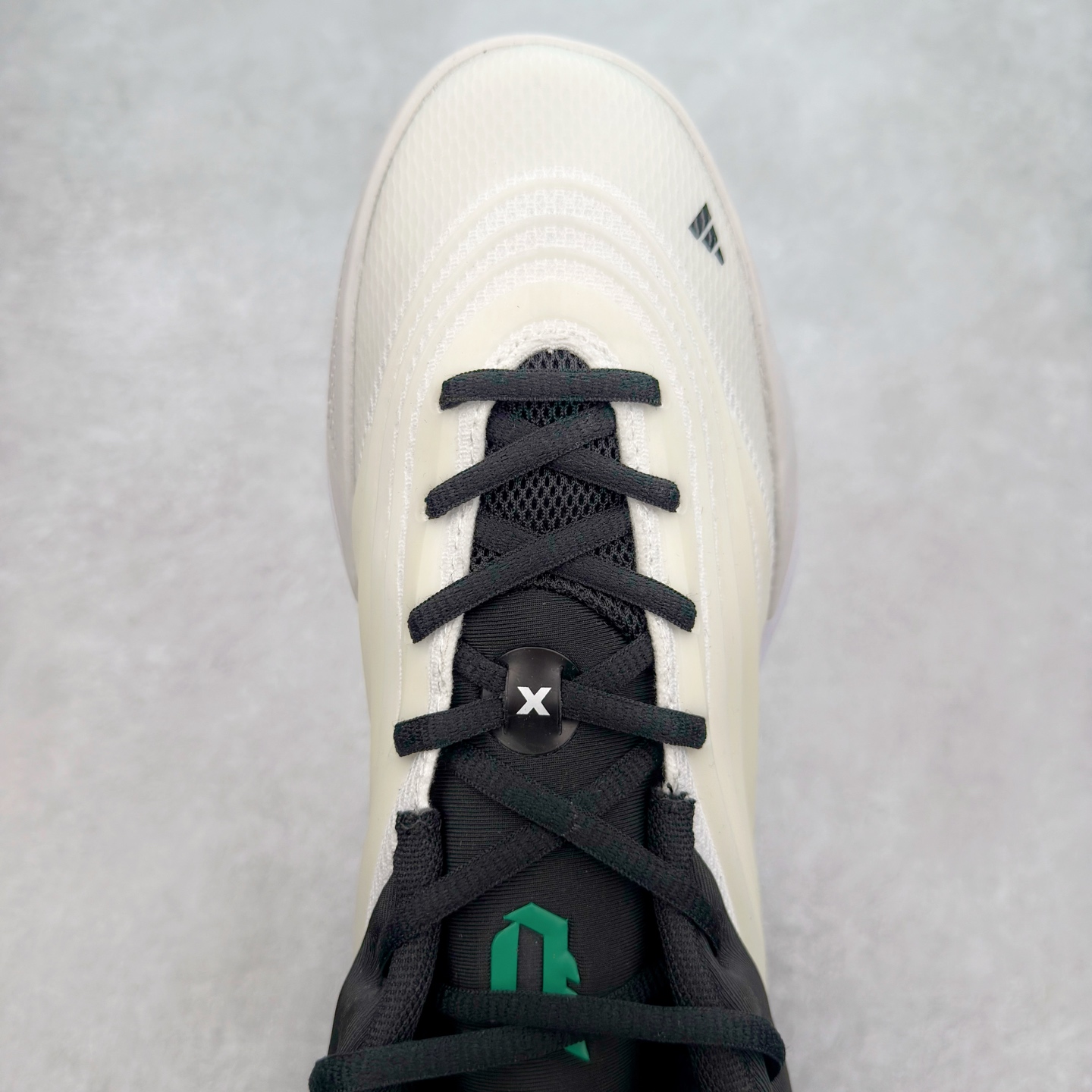 图片[4]-AD Dame 10 Dolla 利拉德十代舒适百搭防滑耐磨低帮篮球鞋 JP6093 采用了经典的色调进行点缀 鞋面设计较为古典 不由得让人想起本世纪初的篮球鞋鞋型 鞋面两侧的可视化支撑片量大管饱 保证了穿着者实战的稳定性 套鞋设定使得鞋履的包裹感更加出色 并且缓解了前几代被诟病的脚背挤压问题 中底部分与鞋面下部色彩自然衔接 让鞋履的色彩视觉感更加阔达 更让人惊叹的便是鞋底也是直接选择了红色 鞋面、中底的色彩结合 不仅证实了前面的复古想法 也让这款鞋履在目前众多爆料的新鞋款中脱颖而出 尺码：40 40.5 41 42 42.5 43 44 44.5 45 46-选品中心