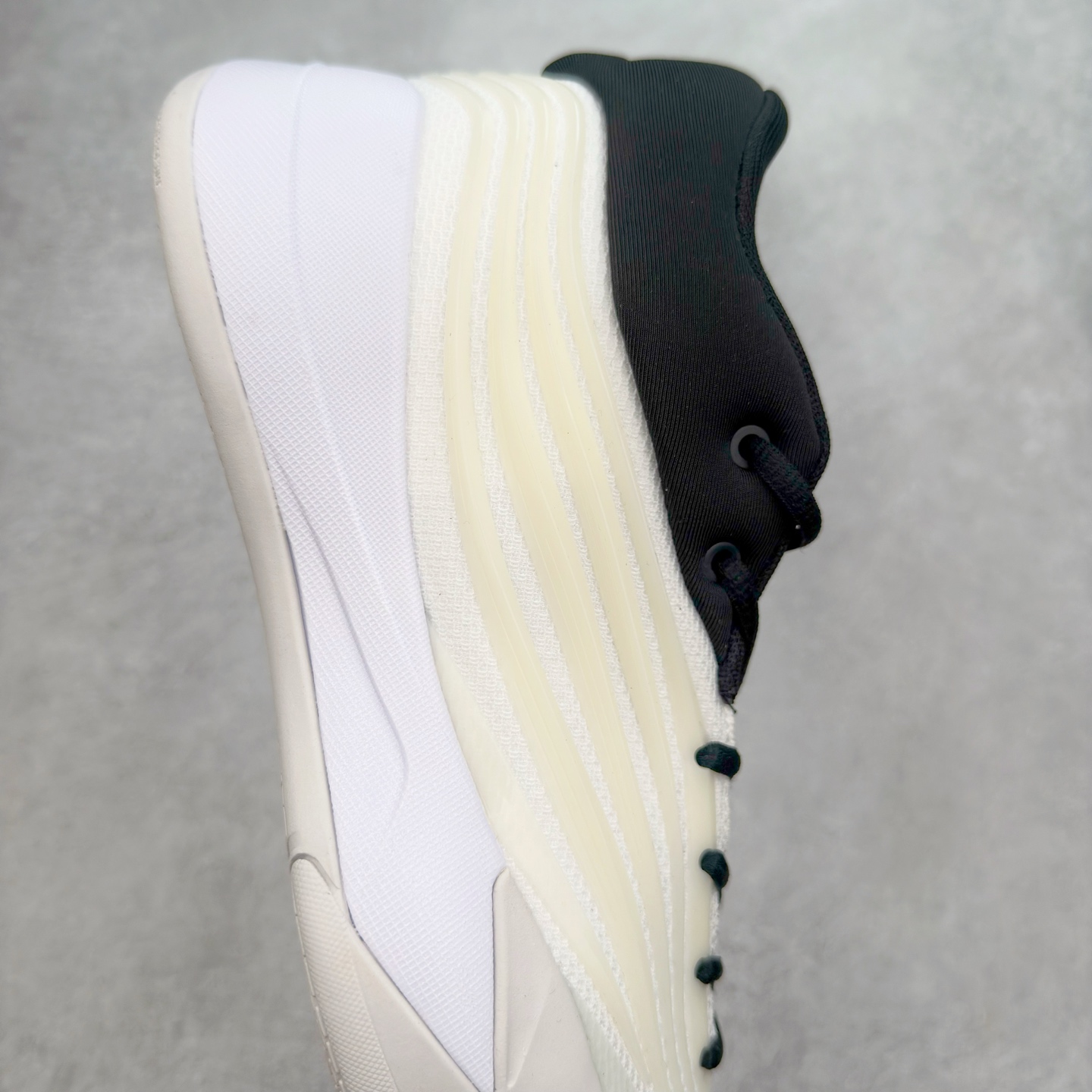 图片[6]-AD Dame 10 Dolla 利拉德十代舒适百搭防滑耐磨低帮篮球鞋 JP6093 采用了经典的色调进行点缀 鞋面设计较为古典 不由得让人想起本世纪初的篮球鞋鞋型 鞋面两侧的可视化支撑片量大管饱 保证了穿着者实战的稳定性 套鞋设定使得鞋履的包裹感更加出色 并且缓解了前几代被诟病的脚背挤压问题 中底部分与鞋面下部色彩自然衔接 让鞋履的色彩视觉感更加阔达 更让人惊叹的便是鞋底也是直接选择了红色 鞋面、中底的色彩结合 不仅证实了前面的复古想法 也让这款鞋履在目前众多爆料的新鞋款中脱颖而出 尺码：40 40.5 41 42 42.5 43 44 44.5 45 46-选品中心