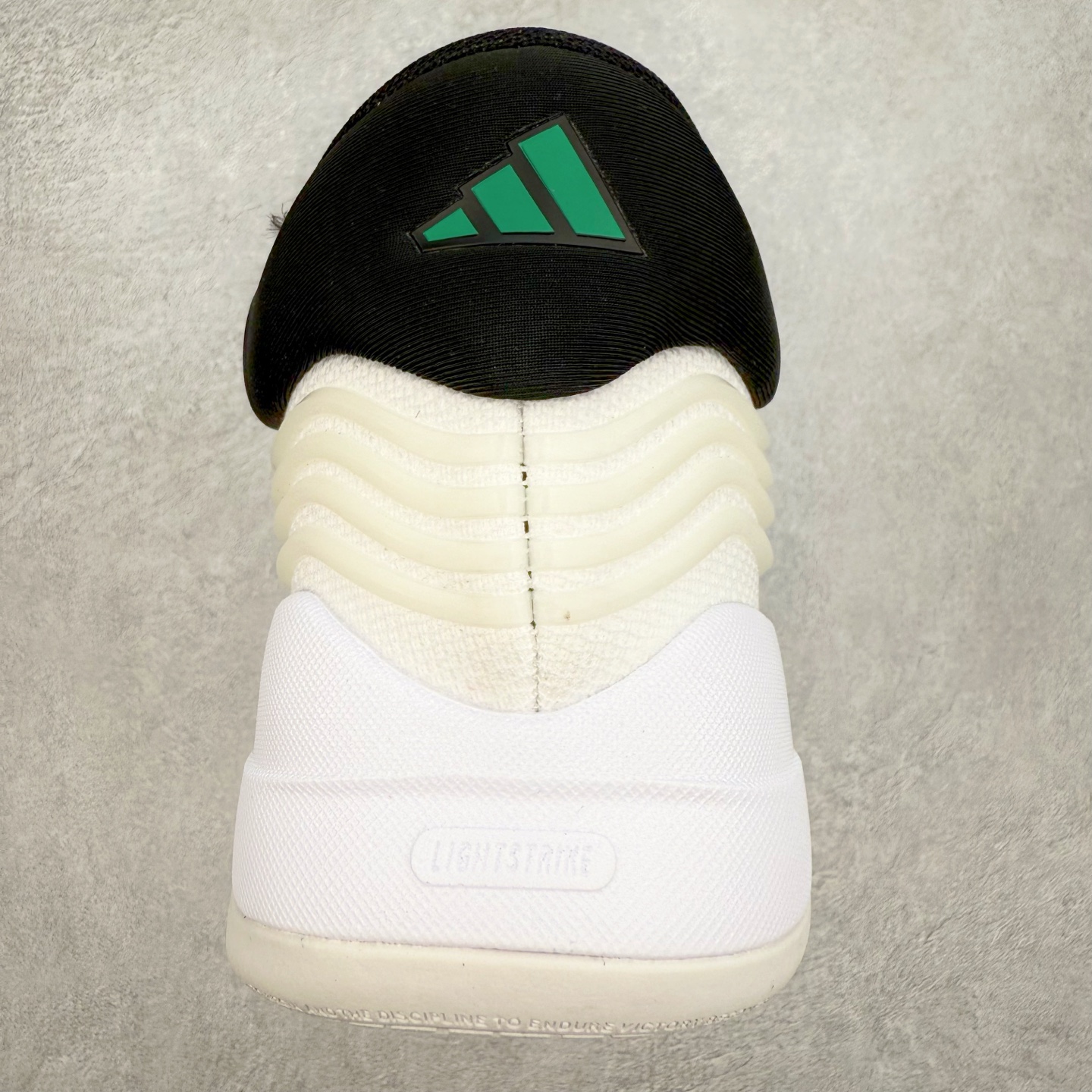 图片[8]-AD Dame 10 Dolla 利拉德十代舒适百搭防滑耐磨低帮篮球鞋 JP6093 采用了经典的色调进行点缀 鞋面设计较为古典 不由得让人想起本世纪初的篮球鞋鞋型 鞋面两侧的可视化支撑片量大管饱 保证了穿着者实战的稳定性 套鞋设定使得鞋履的包裹感更加出色 并且缓解了前几代被诟病的脚背挤压问题 中底部分与鞋面下部色彩自然衔接 让鞋履的色彩视觉感更加阔达 更让人惊叹的便是鞋底也是直接选择了红色 鞋面、中底的色彩结合 不仅证实了前面的复古想法 也让这款鞋履在目前众多爆料的新鞋款中脱颖而出 尺码：40 40.5 41 42 42.5 43 44 44.5 45 46-选品中心