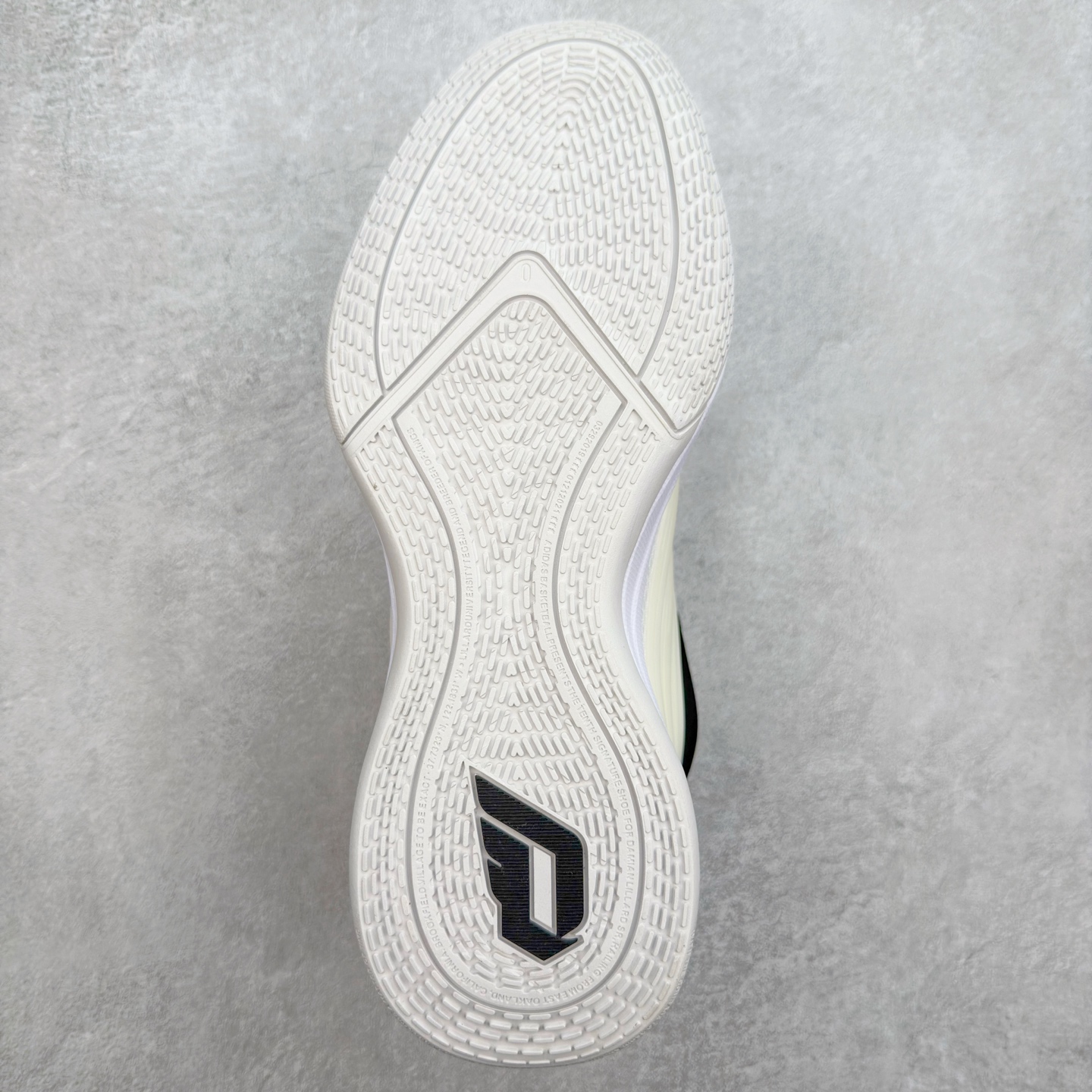 图片[9]-AD Dame 10 Dolla 利拉德十代舒适百搭防滑耐磨低帮篮球鞋 JP6093 采用了经典的色调进行点缀 鞋面设计较为古典 不由得让人想起本世纪初的篮球鞋鞋型 鞋面两侧的可视化支撑片量大管饱 保证了穿着者实战的稳定性 套鞋设定使得鞋履的包裹感更加出色 并且缓解了前几代被诟病的脚背挤压问题 中底部分与鞋面下部色彩自然衔接 让鞋履的色彩视觉感更加阔达 更让人惊叹的便是鞋底也是直接选择了红色 鞋面、中底的色彩结合 不仅证实了前面的复古想法 也让这款鞋履在目前众多爆料的新鞋款中脱颖而出 尺码：40 40.5 41 42 42.5 43 44 44.5 45 46-选品中心