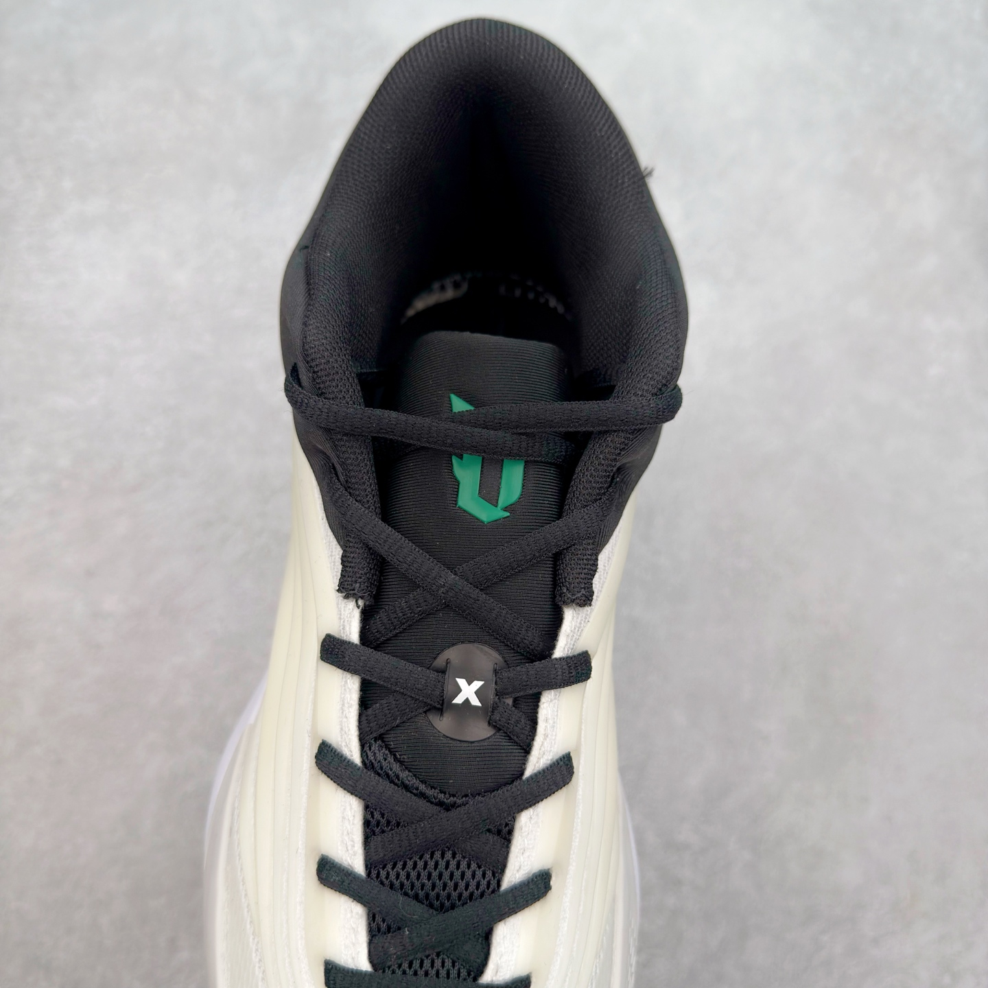 图片[5]-AD Dame 10 Dolla 利拉德十代舒适百搭防滑耐磨低帮篮球鞋 JP6093 采用了经典的色调进行点缀 鞋面设计较为古典 不由得让人想起本世纪初的篮球鞋鞋型 鞋面两侧的可视化支撑片量大管饱 保证了穿着者实战的稳定性 套鞋设定使得鞋履的包裹感更加出色 并且缓解了前几代被诟病的脚背挤压问题 中底部分与鞋面下部色彩自然衔接 让鞋履的色彩视觉感更加阔达 更让人惊叹的便是鞋底也是直接选择了红色 鞋面、中底的色彩结合 不仅证实了前面的复古想法 也让这款鞋履在目前众多爆料的新鞋款中脱颖而出 尺码：40 40.5 41 42 42.5 43 44 44.5 45 46-选品中心