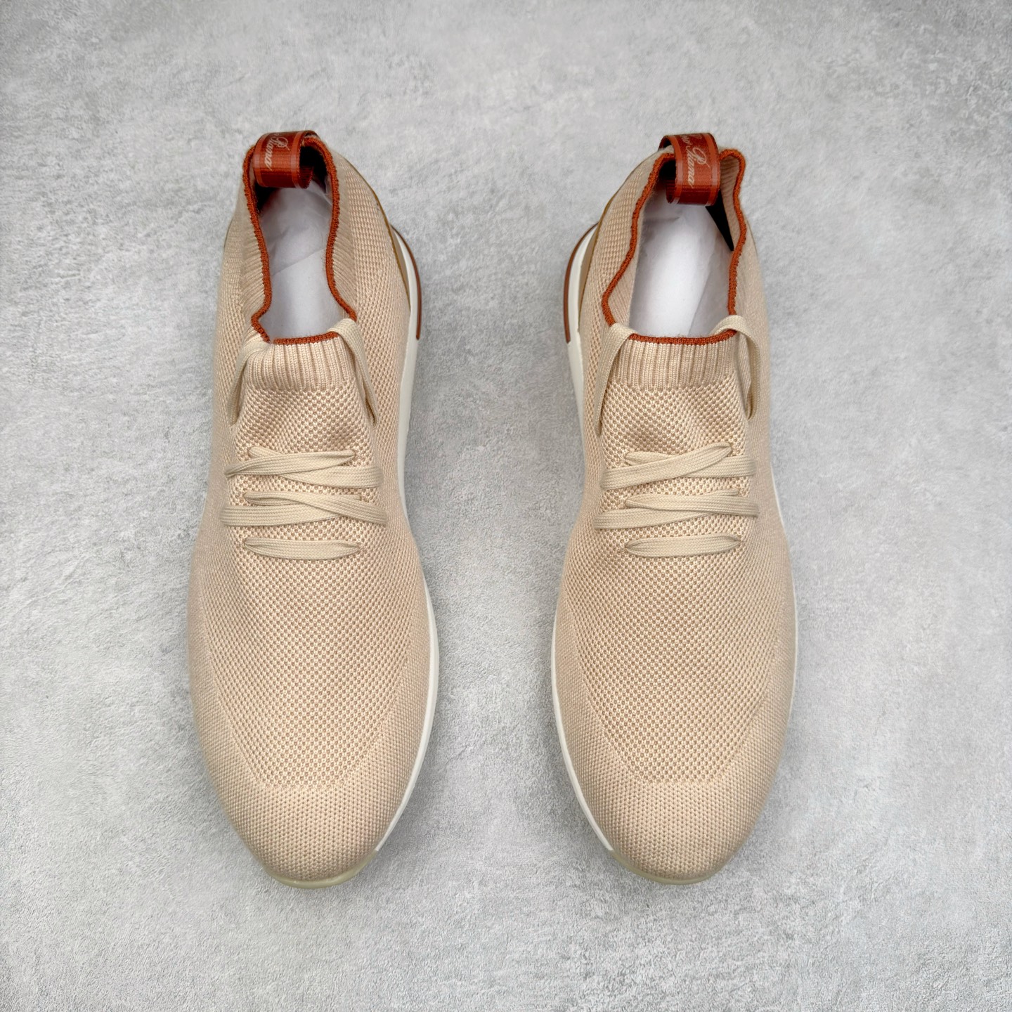 图片[2]-Loro Piana 袜子鞋 低调奢华，步履从容！现火爆小红书 FB各大社媒 Loro Piana 顶级皮革以自然纹理诠释质感，柔软耐磨，随穿着时间愈发温润。 经典设计，细节见匠心，圆头系带厚底复古与现代交融，舒适支撑，拉长腿部线条。 轻松搭配西装、休闲裤，无缝切换商务与生活场景。 缓震厚底设计 减轻足部压力 内衬透气材质 全天候保持干爽 黑色经典 永恒格调 深邃黑色适配一切场合 从日常通勤到周末漫游，低调中彰显全套包装 带有原版原珠（可补充品牌标志性工艺或环保理念，如“采用Loro Piana专利鞣制技术，环保无铬鞣革”） 尺码：39 40 41 42 43 44 45 46-选品中心