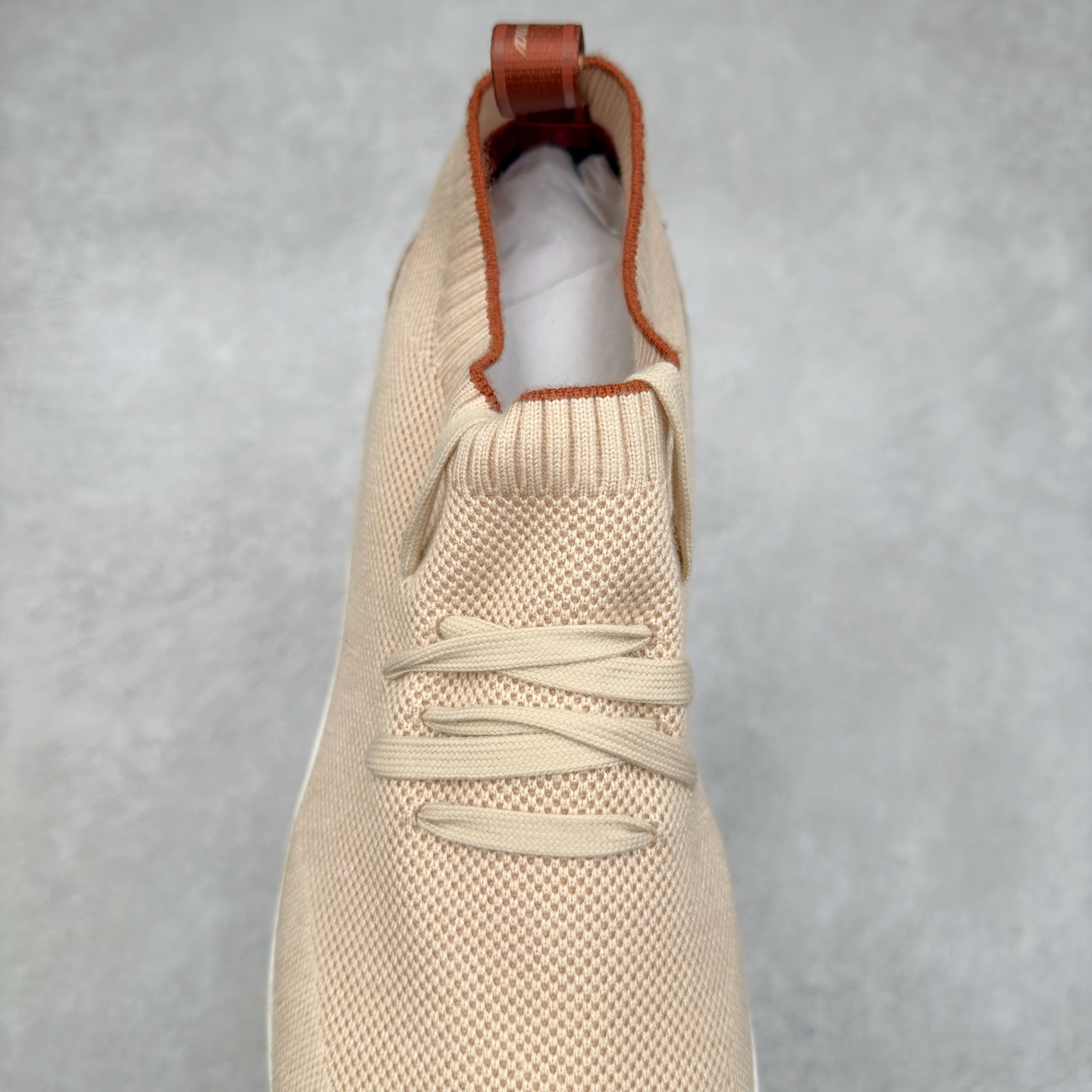 图片[5]-Loro Piana 袜子鞋 低调奢华，步履从容！现火爆小红书 FB各大社媒 Loro Piana 顶级皮革以自然纹理诠释质感，柔软耐磨，随穿着时间愈发温润。 经典设计，细节见匠心，圆头系带厚底复古与现代交融，舒适支撑，拉长腿部线条。 轻松搭配西装、休闲裤，无缝切换商务与生活场景。 缓震厚底设计 减轻足部压力 内衬透气材质 全天候保持干爽 黑色经典 永恒格调 深邃黑色适配一切场合 从日常通勤到周末漫游，低调中彰显全套包装 带有原版原珠（可补充品牌标志性工艺或环保理念，如“采用Loro Piana专利鞣制技术，环保无铬鞣革”） 尺码：39 40 41 42 43 44 45 46-选品中心