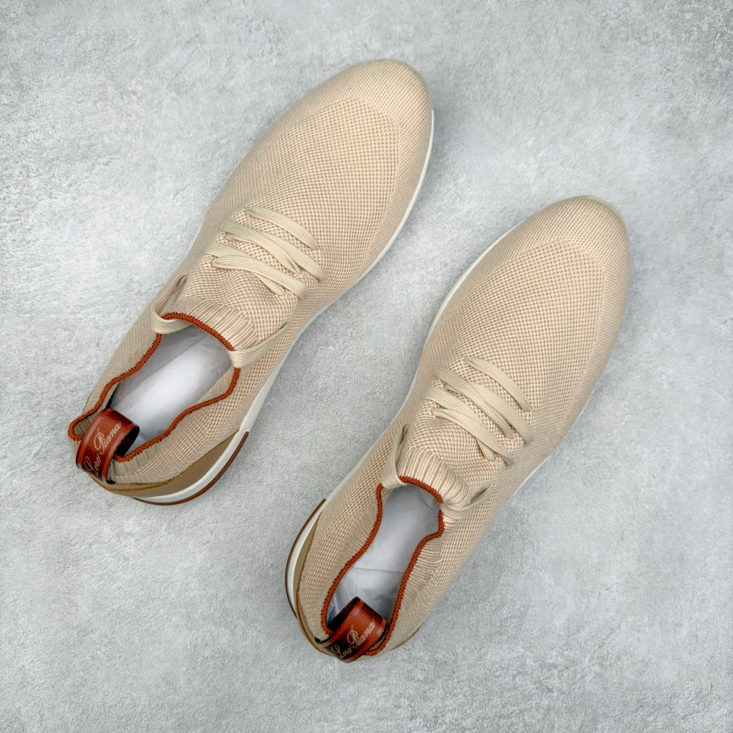 图片[3]-Loro Piana 袜子鞋 低调奢华，步履从容！现火爆小红书 FB各大社媒 Loro Piana 顶级皮革以自然纹理诠释质感，柔软耐磨，随穿着时间愈发温润。 经典设计，细节见匠心，圆头系带厚底复古与现代交融，舒适支撑，拉长腿部线条。 轻松搭配西装、休闲裤，无缝切换商务与生活场景。 缓震厚底设计 减轻足部压力 内衬透气材质 全天候保持干爽 黑色经典 永恒格调 深邃黑色适配一切场合 从日常通勤到周末漫游，低调中彰显全套包装 带有原版原珠（可补充品牌标志性工艺或环保理念，如“采用Loro Piana专利鞣制技术，环保无铬鞣革”） 尺码：39 40 41 42 43 44 45 46-选品中心