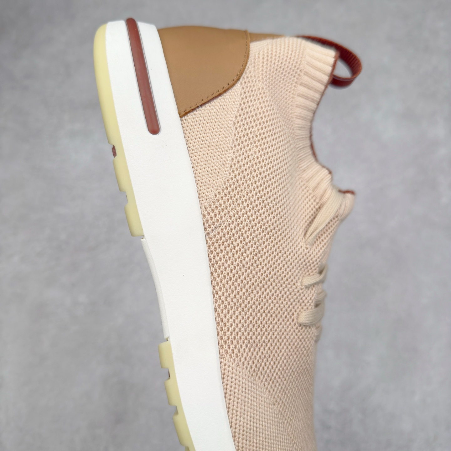 图片[6]-Loro Piana 袜子鞋 低调奢华，步履从容！现火爆小红书 FB各大社媒 Loro Piana 顶级皮革以自然纹理诠释质感，柔软耐磨，随穿着时间愈发温润。 经典设计，细节见匠心，圆头系带厚底复古与现代交融，舒适支撑，拉长腿部线条。 轻松搭配西装、休闲裤，无缝切换商务与生活场景。 缓震厚底设计 减轻足部压力 内衬透气材质 全天候保持干爽 黑色经典 永恒格调 深邃黑色适配一切场合 从日常通勤到周末漫游，低调中彰显全套包装 带有原版原珠（可补充品牌标志性工艺或环保理念，如“采用Loro Piana专利鞣制技术，环保无铬鞣革”） 尺码：39 40 41 42 43 44 45 46-选品中心