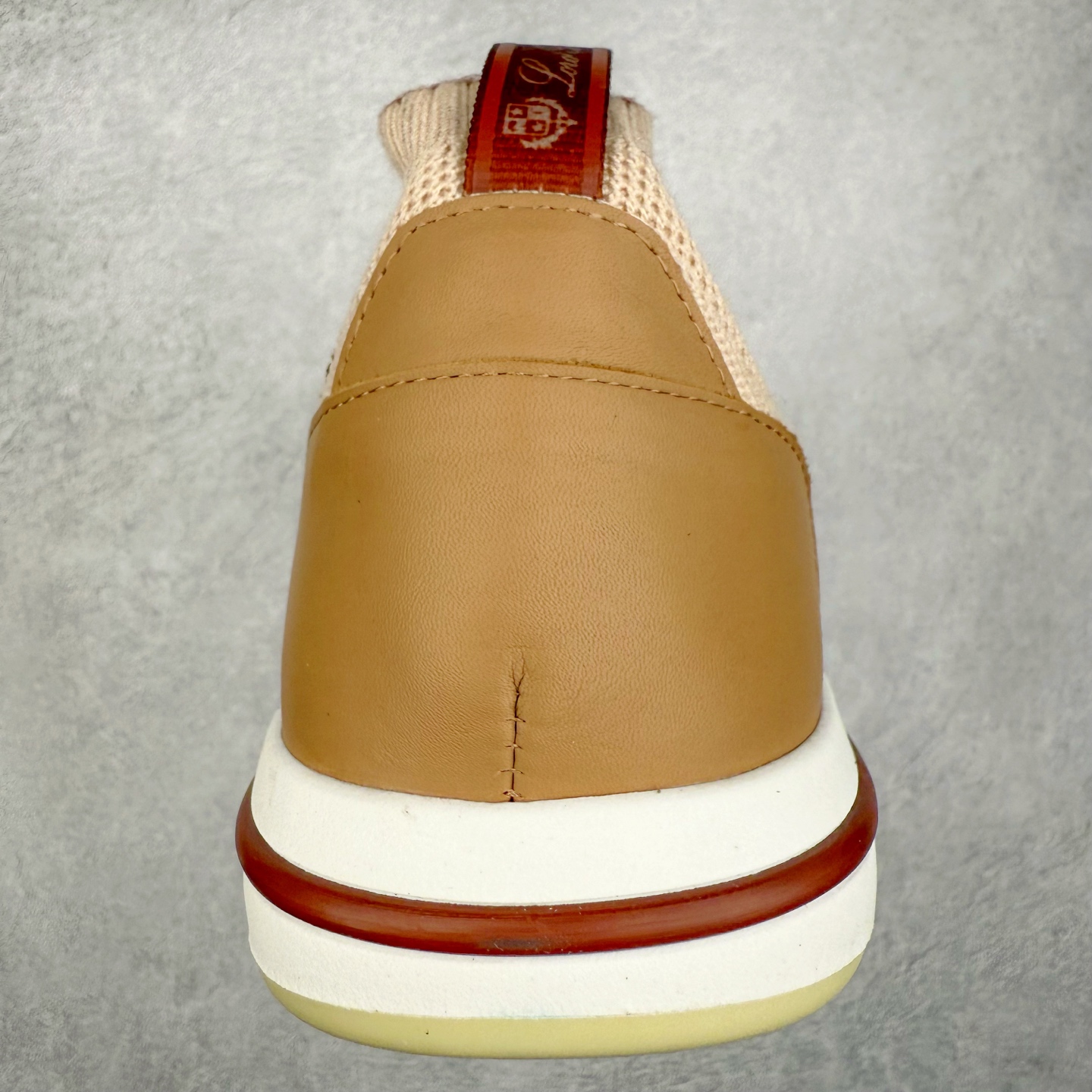 图片[8]-Loro Piana 袜子鞋 低调奢华，步履从容！现火爆小红书 FB各大社媒 Loro Piana 顶级皮革以自然纹理诠释质感，柔软耐磨，随穿着时间愈发温润。 经典设计，细节见匠心，圆头系带厚底复古与现代交融，舒适支撑，拉长腿部线条。 轻松搭配西装、休闲裤，无缝切换商务与生活场景。 缓震厚底设计 减轻足部压力 内衬透气材质 全天候保持干爽 黑色经典 永恒格调 深邃黑色适配一切场合 从日常通勤到周末漫游，低调中彰显全套包装 带有原版原珠（可补充品牌标志性工艺或环保理念，如“采用Loro Piana专利鞣制技术，环保无铬鞣革”） 尺码：39 40 41 42 43 44 45 46-选品中心