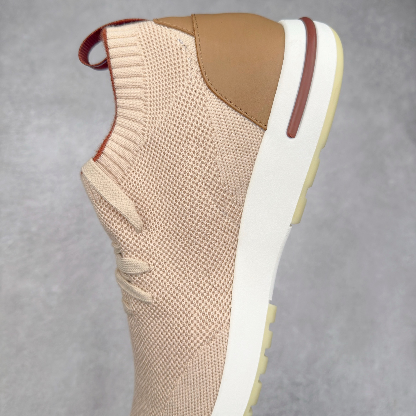 图片[7]-Loro Piana 袜子鞋 低调奢华，步履从容！现火爆小红书 FB各大社媒 Loro Piana 顶级皮革以自然纹理诠释质感，柔软耐磨，随穿着时间愈发温润。 经典设计，细节见匠心，圆头系带厚底复古与现代交融，舒适支撑，拉长腿部线条。 轻松搭配西装、休闲裤，无缝切换商务与生活场景。 缓震厚底设计 减轻足部压力 内衬透气材质 全天候保持干爽 黑色经典 永恒格调 深邃黑色适配一切场合 从日常通勤到周末漫游，低调中彰显全套包装 带有原版原珠（可补充品牌标志性工艺或环保理念，如“采用Loro Piana专利鞣制技术，环保无铬鞣革”） 尺码：39 40 41 42 43 44 45 46-选品中心