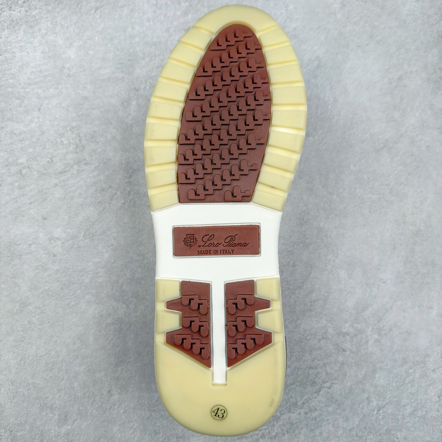 图片[9]-Loro Piana 袜子鞋 低调奢华，步履从容！现火爆小红书 FB各大社媒 Loro Piana 顶级皮革以自然纹理诠释质感，柔软耐磨，随穿着时间愈发温润。 经典设计，细节见匠心，圆头系带厚底复古与现代交融，舒适支撑，拉长腿部线条。 轻松搭配西装、休闲裤，无缝切换商务与生活场景。 缓震厚底设计 减轻足部压力 内衬透气材质 全天候保持干爽 黑色经典 永恒格调 深邃黑色适配一切场合 从日常通勤到周末漫游，低调中彰显全套包装 带有原版原珠（可补充品牌标志性工艺或环保理念，如“采用Loro Piana专利鞣制技术，环保无铬鞣革”） 尺码：39 40 41 42 43 44 45 46-选品中心