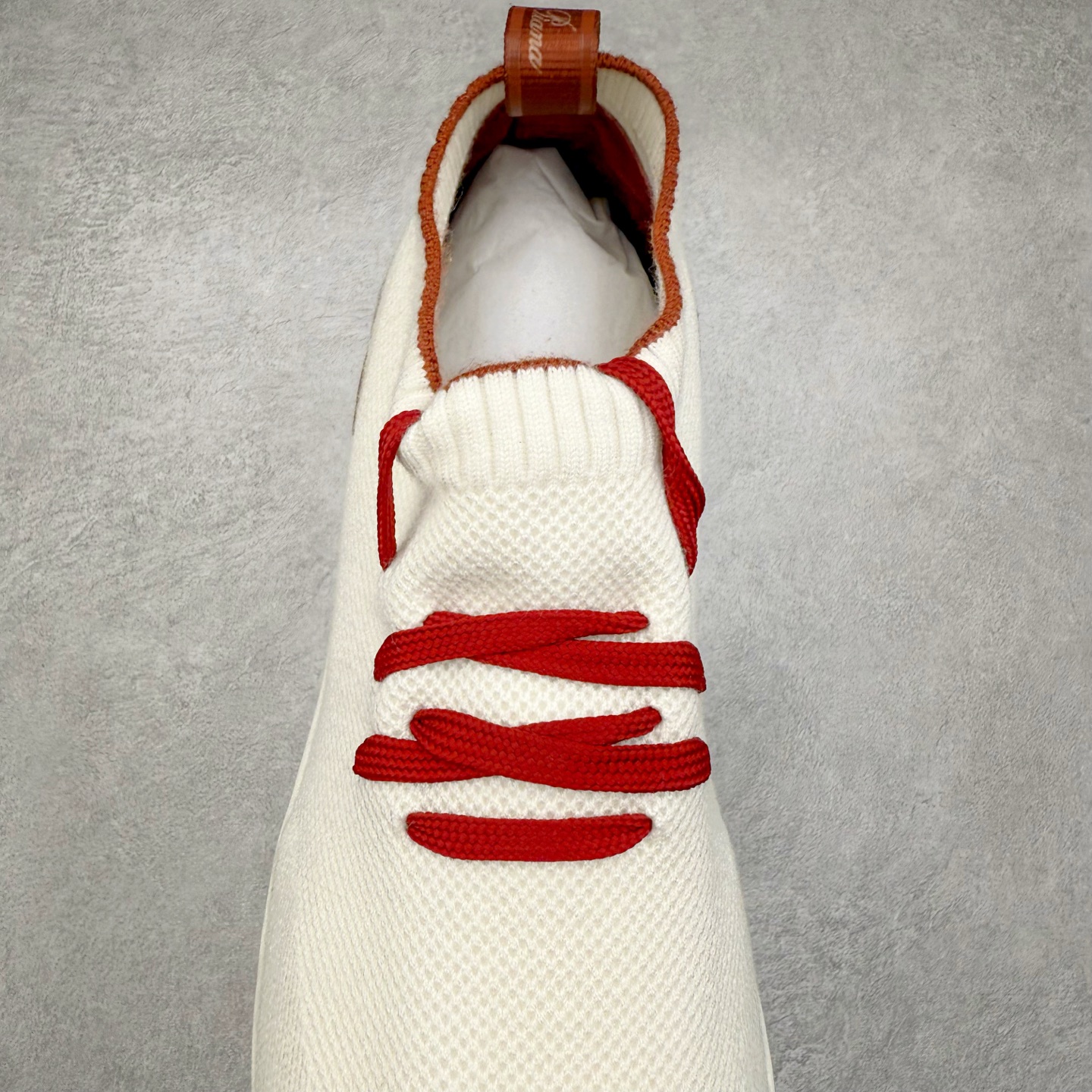 图片[5]-Loro Piana 袜子鞋 低调奢华，步履从容！现火爆小红书 FB各大社媒 Loro Piana 顶级皮革以自然纹理诠释质感，柔软耐磨，随穿着时间愈发温润。 经典设计，细节见匠心，圆头系带厚底复古与现代交融，舒适支撑，拉长腿部线条。 轻松搭配西装、休闲裤，无缝切换商务与生活场景。 缓震厚底设计 减轻足部压力 内衬透气材质 全天候保持干爽 黑色经典 永恒格调 深邃黑色适配一切场合 从日常通勤到周末漫游，低调中彰显全套包装 带有原版原珠（可补充品牌标志性工艺或环保理念，如“采用Loro Piana专利鞣制技术，环保无铬鞣革”） 尺码：39 40 41 42 43 44 45 46-选品中心