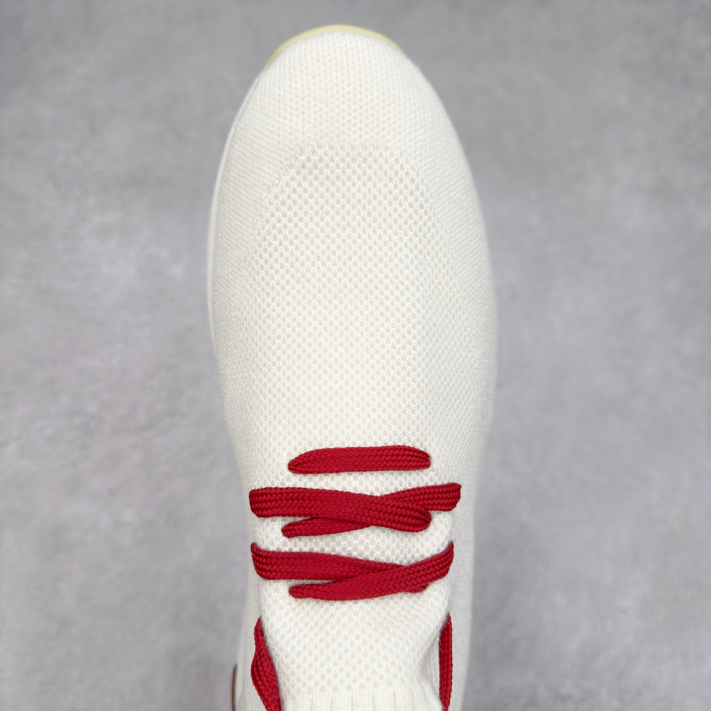 图片[4]-Loro Piana 袜子鞋 低调奢华，步履从容！现火爆小红书 FB各大社媒 Loro Piana 顶级皮革以自然纹理诠释质感，柔软耐磨，随穿着时间愈发温润。 经典设计，细节见匠心，圆头系带厚底复古与现代交融，舒适支撑，拉长腿部线条。 轻松搭配西装、休闲裤，无缝切换商务与生活场景。 缓震厚底设计 减轻足部压力 内衬透气材质 全天候保持干爽 黑色经典 永恒格调 深邃黑色适配一切场合 从日常通勤到周末漫游，低调中彰显全套包装 带有原版原珠（可补充品牌标志性工艺或环保理念，如“采用Loro Piana专利鞣制技术，环保无铬鞣革”） 尺码：39 40 41 42 43 44 45 46-选品中心