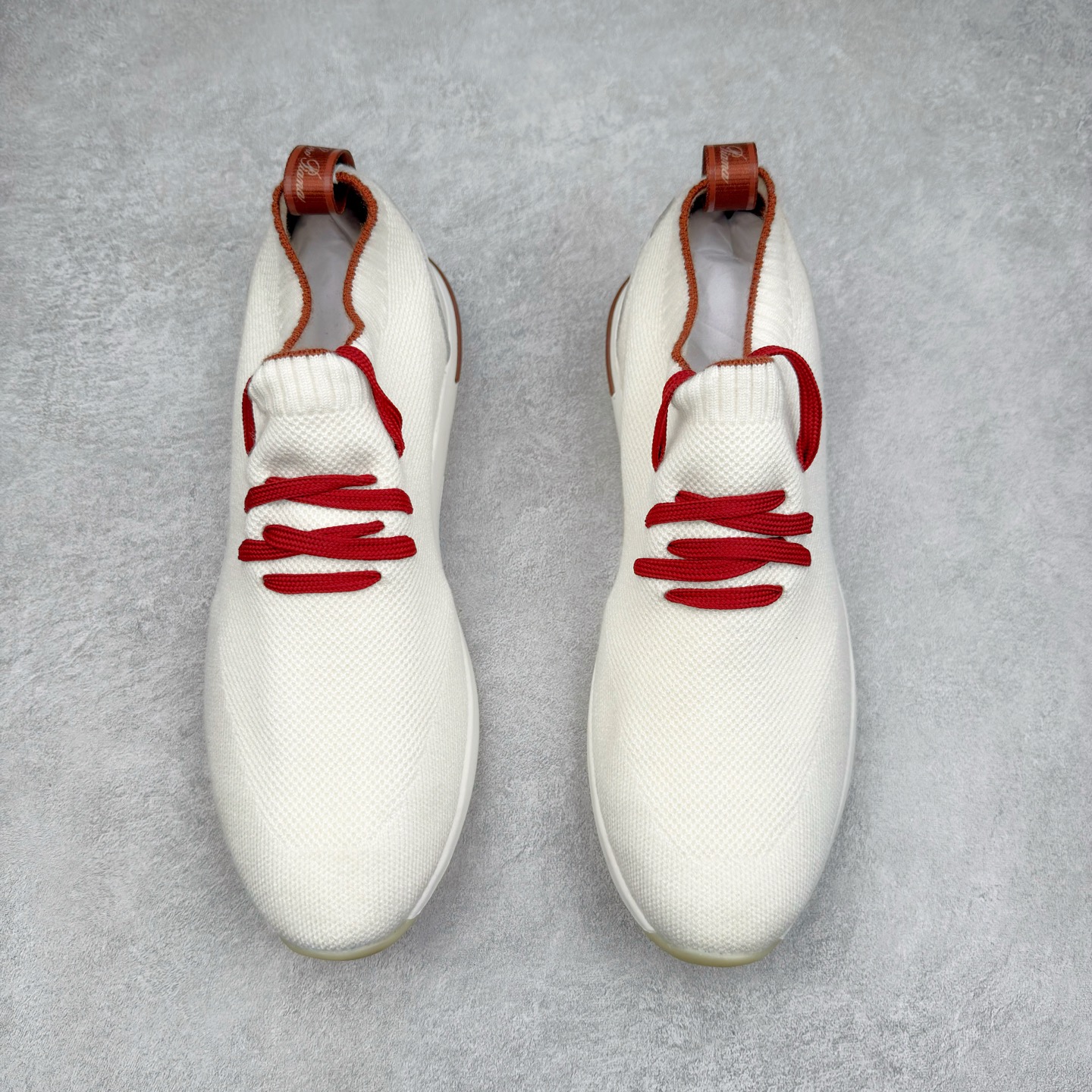 图片[2]-Loro Piana 袜子鞋 低调奢华，步履从容！现火爆小红书 FB各大社媒 Loro Piana 顶级皮革以自然纹理诠释质感，柔软耐磨，随穿着时间愈发温润。 经典设计，细节见匠心，圆头系带厚底复古与现代交融，舒适支撑，拉长腿部线条。 轻松搭配西装、休闲裤，无缝切换商务与生活场景。 缓震厚底设计 减轻足部压力 内衬透气材质 全天候保持干爽 黑色经典 永恒格调 深邃黑色适配一切场合 从日常通勤到周末漫游，低调中彰显全套包装 带有原版原珠（可补充品牌标志性工艺或环保理念，如“采用Loro Piana专利鞣制技术，环保无铬鞣革”） 尺码：39 40 41 42 43 44 45 46-选品中心