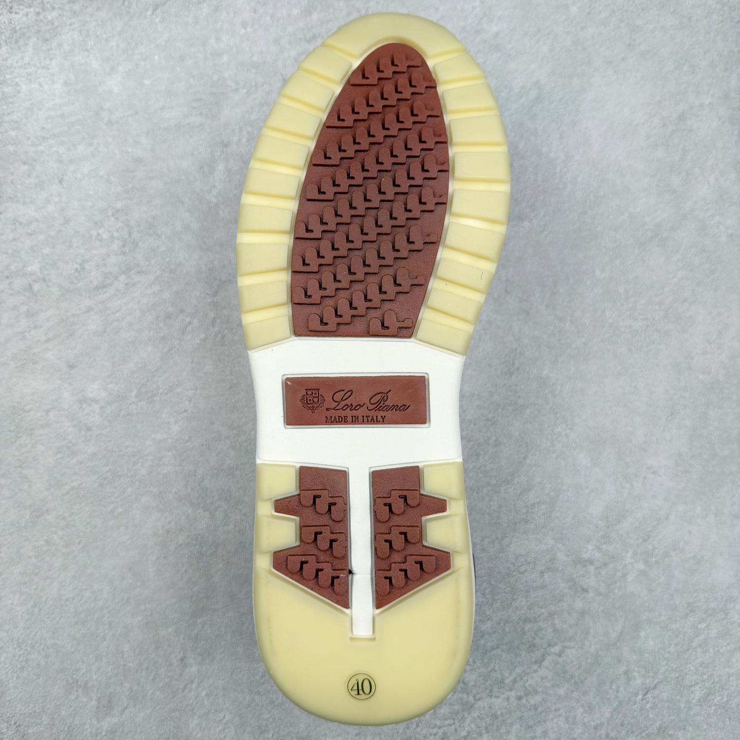 图片[9]-Loro Piana 袜子鞋 低调奢华，步履从容！现火爆小红书 FB各大社媒 Loro Piana 顶级皮革以自然纹理诠释质感，柔软耐磨，随穿着时间愈发温润。 经典设计，细节见匠心，圆头系带厚底复古与现代交融，舒适支撑，拉长腿部线条。 轻松搭配西装、休闲裤，无缝切换商务与生活场景。 缓震厚底设计 减轻足部压力 内衬透气材质 全天候保持干爽 黑色经典 永恒格调 深邃黑色适配一切场合 从日常通勤到周末漫游，低调中彰显全套包装 带有原版原珠（可补充品牌标志性工艺或环保理念，如“采用Loro Piana专利鞣制技术，环保无铬鞣革”） 尺码：39 40 41 42 43 44 45 46-选品中心