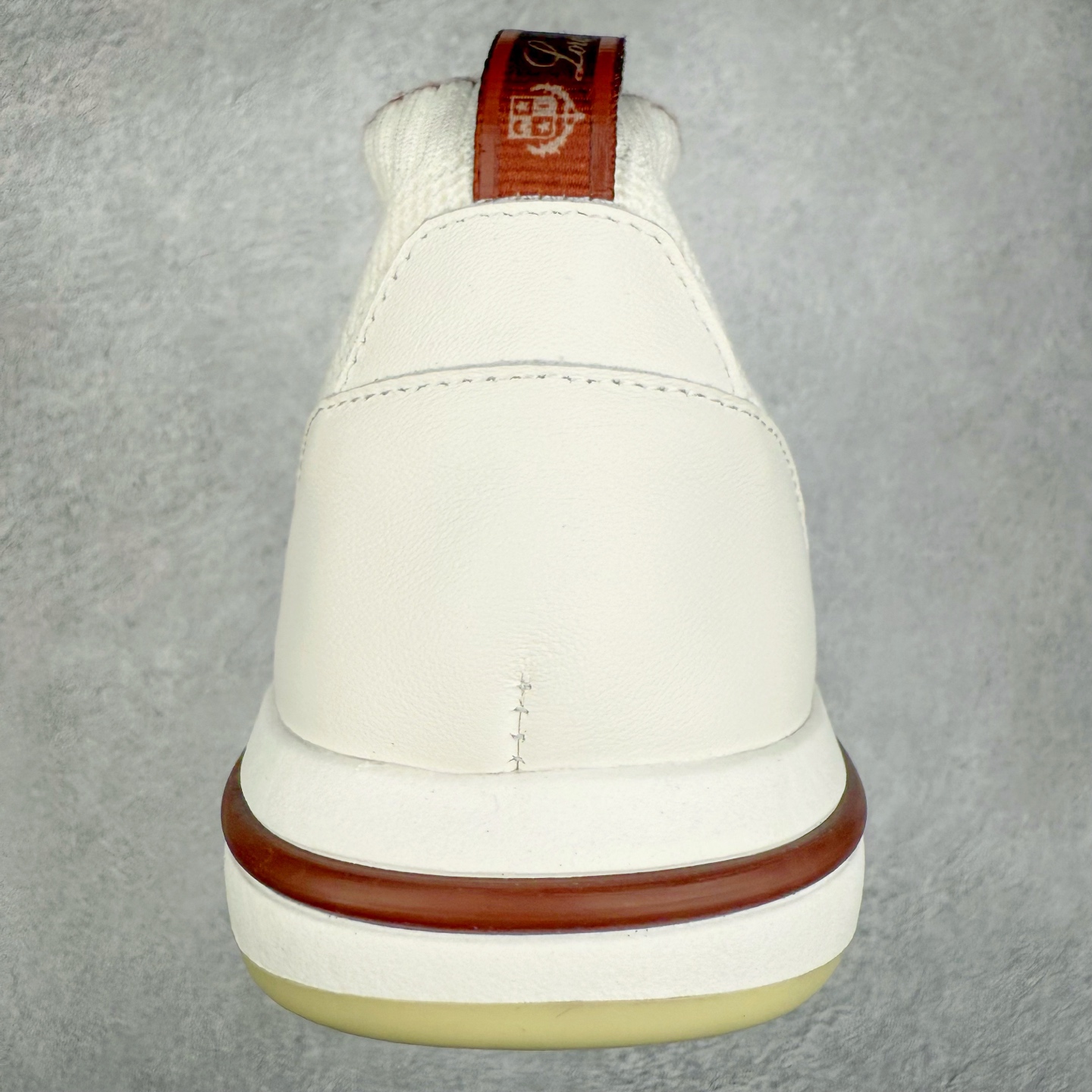 图片[8]-Loro Piana 袜子鞋 低调奢华，步履从容！现火爆小红书 FB各大社媒 Loro Piana 顶级皮革以自然纹理诠释质感，柔软耐磨，随穿着时间愈发温润。 经典设计，细节见匠心，圆头系带厚底复古与现代交融，舒适支撑，拉长腿部线条。 轻松搭配西装、休闲裤，无缝切换商务与生活场景。 缓震厚底设计 减轻足部压力 内衬透气材质 全天候保持干爽 黑色经典 永恒格调 深邃黑色适配一切场合 从日常通勤到周末漫游，低调中彰显全套包装 带有原版原珠（可补充品牌标志性工艺或环保理念，如“采用Loro Piana专利鞣制技术，环保无铬鞣革”） 尺码：39 40 41 42 43 44 45 46-选品中心