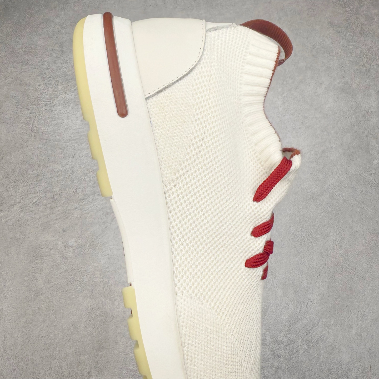 图片[6]-Loro Piana 袜子鞋 低调奢华，步履从容！现火爆小红书 FB各大社媒 Loro Piana 顶级皮革以自然纹理诠释质感，柔软耐磨，随穿着时间愈发温润。 经典设计，细节见匠心，圆头系带厚底复古与现代交融，舒适支撑，拉长腿部线条。 轻松搭配西装、休闲裤，无缝切换商务与生活场景。 缓震厚底设计 减轻足部压力 内衬透气材质 全天候保持干爽 黑色经典 永恒格调 深邃黑色适配一切场合 从日常通勤到周末漫游，低调中彰显全套包装 带有原版原珠（可补充品牌标志性工艺或环保理念，如“采用Loro Piana专利鞣制技术，环保无铬鞣革”） 尺码：39 40 41 42 43 44 45 46-选品中心