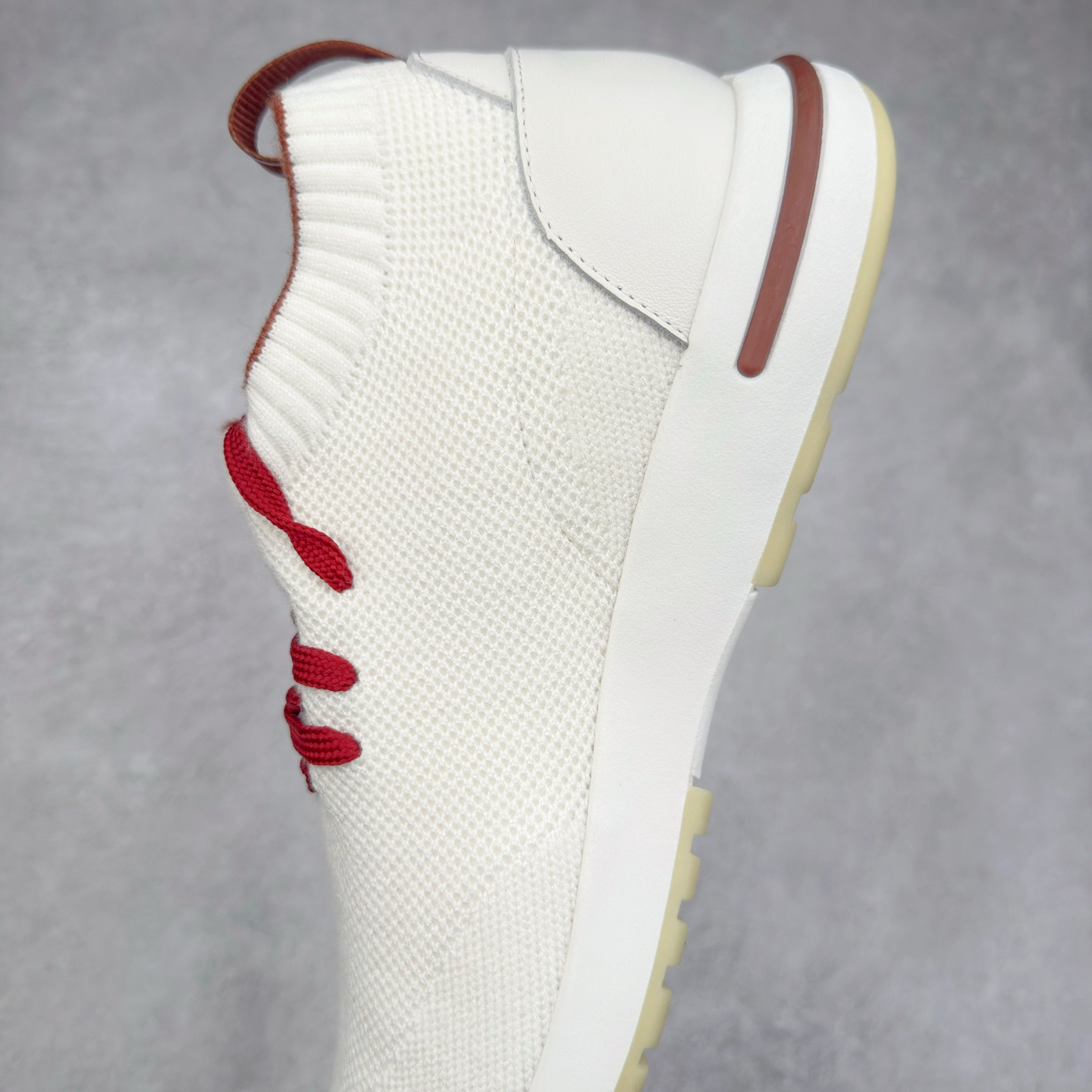 图片[7]-Loro Piana 袜子鞋 低调奢华，步履从容！现火爆小红书 FB各大社媒 Loro Piana 顶级皮革以自然纹理诠释质感，柔软耐磨，随穿着时间愈发温润。 经典设计，细节见匠心，圆头系带厚底复古与现代交融，舒适支撑，拉长腿部线条。 轻松搭配西装、休闲裤，无缝切换商务与生活场景。 缓震厚底设计 减轻足部压力 内衬透气材质 全天候保持干爽 黑色经典 永恒格调 深邃黑色适配一切场合 从日常通勤到周末漫游，低调中彰显全套包装 带有原版原珠（可补充品牌标志性工艺或环保理念，如“采用Loro Piana专利鞣制技术，环保无铬鞣革”） 尺码：39 40 41 42 43 44 45 46-选品中心