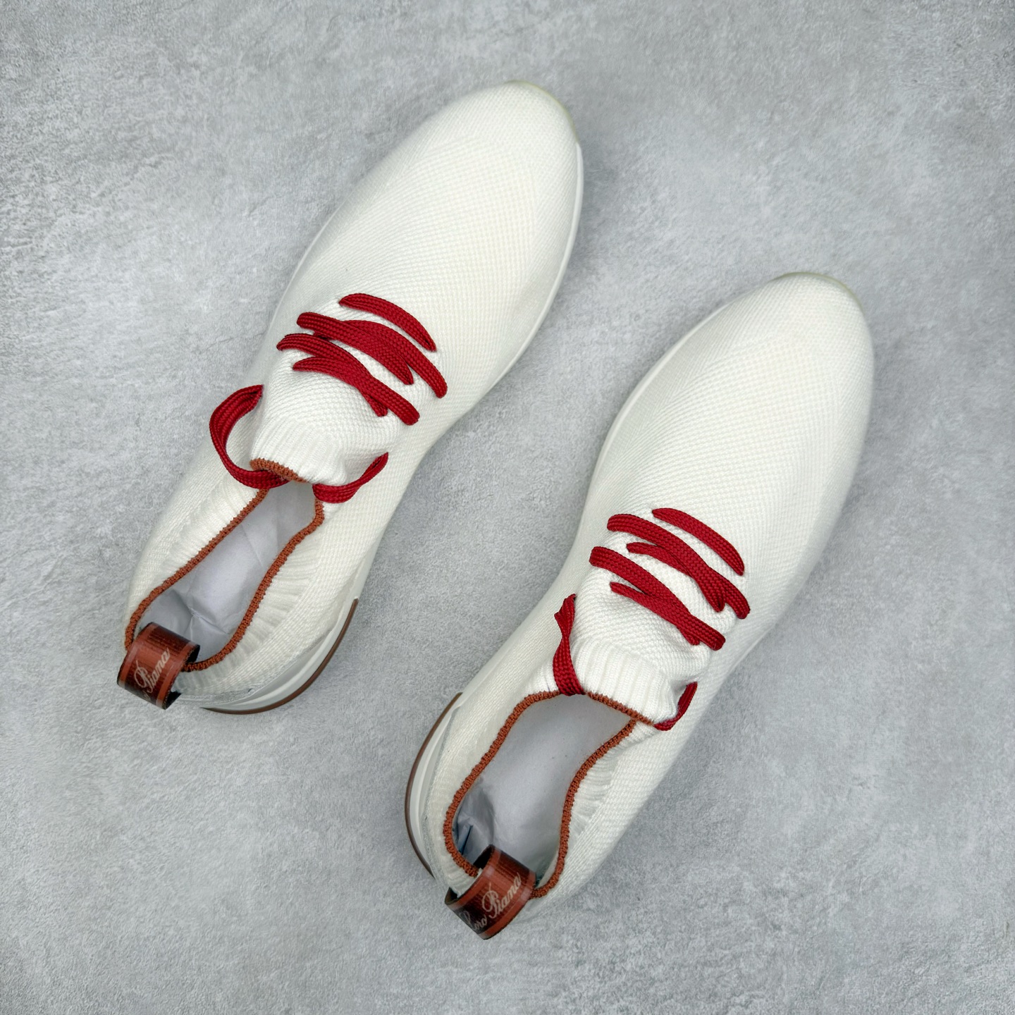 图片[3]-Loro Piana 袜子鞋 低调奢华，步履从容！现火爆小红书 FB各大社媒 Loro Piana 顶级皮革以自然纹理诠释质感，柔软耐磨，随穿着时间愈发温润。 经典设计，细节见匠心，圆头系带厚底复古与现代交融，舒适支撑，拉长腿部线条。 轻松搭配西装、休闲裤，无缝切换商务与生活场景。 缓震厚底设计 减轻足部压力 内衬透气材质 全天候保持干爽 黑色经典 永恒格调 深邃黑色适配一切场合 从日常通勤到周末漫游，低调中彰显全套包装 带有原版原珠（可补充品牌标志性工艺或环保理念，如“采用Loro Piana专利鞣制技术，环保无铬鞣革”） 尺码：39 40 41 42 43 44 45 46-选品中心