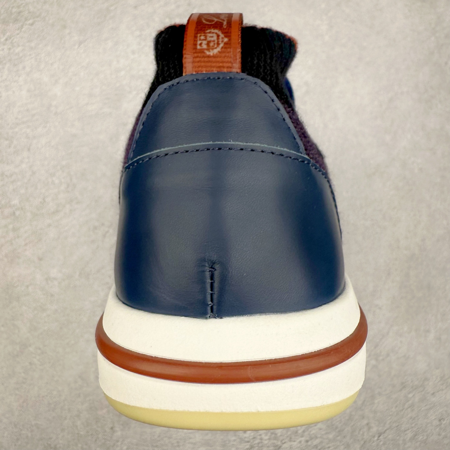 图片[8]-Loro Piana 袜子鞋 低调奢华，步履从容！现火爆小红书 FB各大社媒 Loro Piana 顶级皮革以自然纹理诠释质感，柔软耐磨，随穿着时间愈发温润。 经典设计，细节见匠心，圆头系带厚底复古与现代交融，舒适支撑，拉长腿部线条。 轻松搭配西装、休闲裤，无缝切换商务与生活场景。 缓震厚底设计 减轻足部压力 内衬透气材质 全天候保持干爽 黑色经典 永恒格调 深邃黑色适配一切场合 从日常通勤到周末漫游，低调中彰显全套包装 带有原版原珠（可补充品牌标志性工艺或环保理念，如“采用Loro Piana专利鞣制技术，环保无铬鞣革”） 尺码：39 40 41 42 43 44 45 46-选品中心