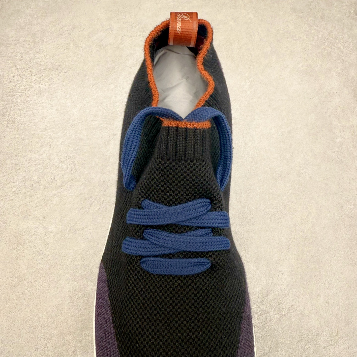 图片[5]-Loro Piana 袜子鞋 低调奢华，步履从容！现火爆小红书 FB各大社媒 Loro Piana 顶级皮革以自然纹理诠释质感，柔软耐磨，随穿着时间愈发温润。 经典设计，细节见匠心，圆头系带厚底复古与现代交融，舒适支撑，拉长腿部线条。 轻松搭配西装、休闲裤，无缝切换商务与生活场景。 缓震厚底设计 减轻足部压力 内衬透气材质 全天候保持干爽 黑色经典 永恒格调 深邃黑色适配一切场合 从日常通勤到周末漫游，低调中彰显全套包装 带有原版原珠（可补充品牌标志性工艺或环保理念，如“采用Loro Piana专利鞣制技术，环保无铬鞣革”） 尺码：39 40 41 42 43 44 45 46-选品中心