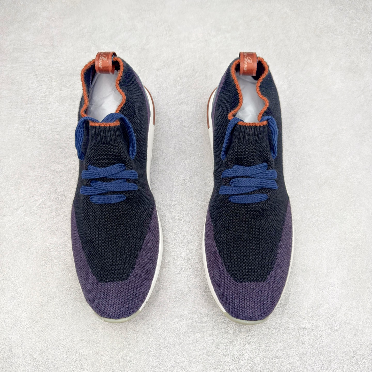 图片[2]-Loro Piana 袜子鞋 低调奢华，步履从容！现火爆小红书 FB各大社媒 Loro Piana 顶级皮革以自然纹理诠释质感，柔软耐磨，随穿着时间愈发温润。 经典设计，细节见匠心，圆头系带厚底复古与现代交融，舒适支撑，拉长腿部线条。 轻松搭配西装、休闲裤，无缝切换商务与生活场景。 缓震厚底设计 减轻足部压力 内衬透气材质 全天候保持干爽 黑色经典 永恒格调 深邃黑色适配一切场合 从日常通勤到周末漫游，低调中彰显全套包装 带有原版原珠（可补充品牌标志性工艺或环保理念，如“采用Loro Piana专利鞣制技术，环保无铬鞣革”） 尺码：39 40 41 42 43 44 45 46-选品中心