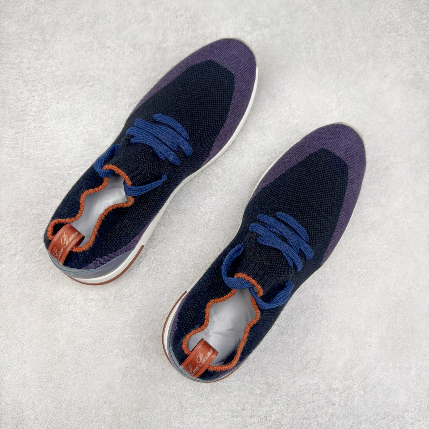 图片[3]-Loro Piana 袜子鞋 低调奢华，步履从容！现火爆小红书 FB各大社媒 Loro Piana 顶级皮革以自然纹理诠释质感，柔软耐磨，随穿着时间愈发温润。 经典设计，细节见匠心，圆头系带厚底复古与现代交融，舒适支撑，拉长腿部线条。 轻松搭配西装、休闲裤，无缝切换商务与生活场景。 缓震厚底设计 减轻足部压力 内衬透气材质 全天候保持干爽 黑色经典 永恒格调 深邃黑色适配一切场合 从日常通勤到周末漫游，低调中彰显全套包装 带有原版原珠（可补充品牌标志性工艺或环保理念，如“采用Loro Piana专利鞣制技术，环保无铬鞣革”） 尺码：39 40 41 42 43 44 45 46-选品中心