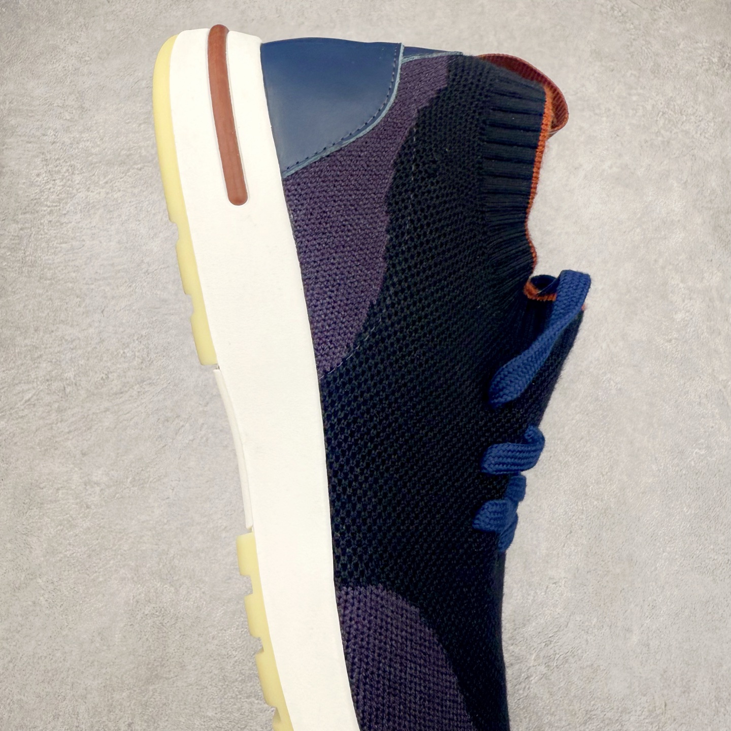 图片[6]-Loro Piana 袜子鞋 低调奢华，步履从容！现火爆小红书 FB各大社媒 Loro Piana 顶级皮革以自然纹理诠释质感，柔软耐磨，随穿着时间愈发温润。 经典设计，细节见匠心，圆头系带厚底复古与现代交融，舒适支撑，拉长腿部线条。 轻松搭配西装、休闲裤，无缝切换商务与生活场景。 缓震厚底设计 减轻足部压力 内衬透气材质 全天候保持干爽 黑色经典 永恒格调 深邃黑色适配一切场合 从日常通勤到周末漫游，低调中彰显全套包装 带有原版原珠（可补充品牌标志性工艺或环保理念，如“采用Loro Piana专利鞣制技术，环保无铬鞣革”） 尺码：39 40 41 42 43 44 45 46-选品中心