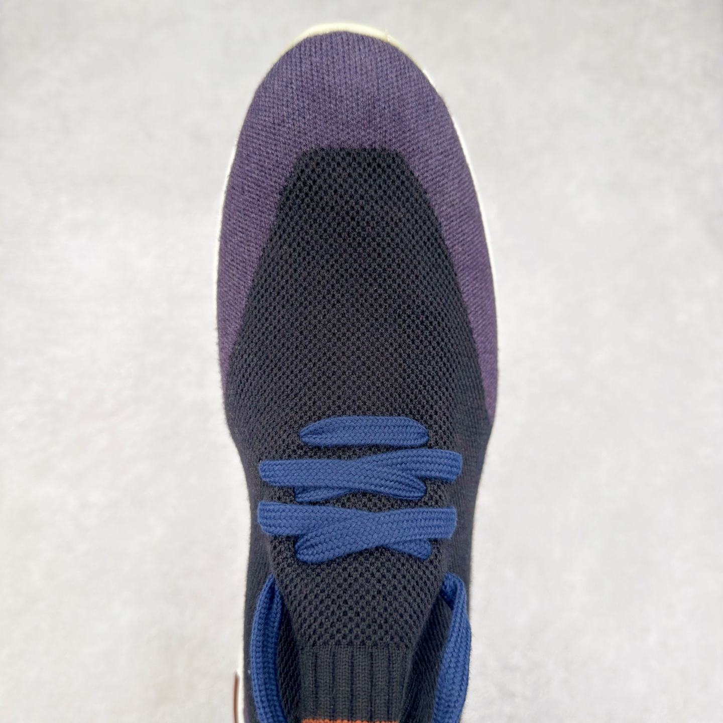 图片[4]-Loro Piana 袜子鞋 低调奢华，步履从容！现火爆小红书 FB各大社媒 Loro Piana 顶级皮革以自然纹理诠释质感，柔软耐磨，随穿着时间愈发温润。 经典设计，细节见匠心，圆头系带厚底复古与现代交融，舒适支撑，拉长腿部线条。 轻松搭配西装、休闲裤，无缝切换商务与生活场景。 缓震厚底设计 减轻足部压力 内衬透气材质 全天候保持干爽 黑色经典 永恒格调 深邃黑色适配一切场合 从日常通勤到周末漫游，低调中彰显全套包装 带有原版原珠（可补充品牌标志性工艺或环保理念，如“采用Loro Piana专利鞣制技术，环保无铬鞣革”） 尺码：39 40 41 42 43 44 45 46-选品中心