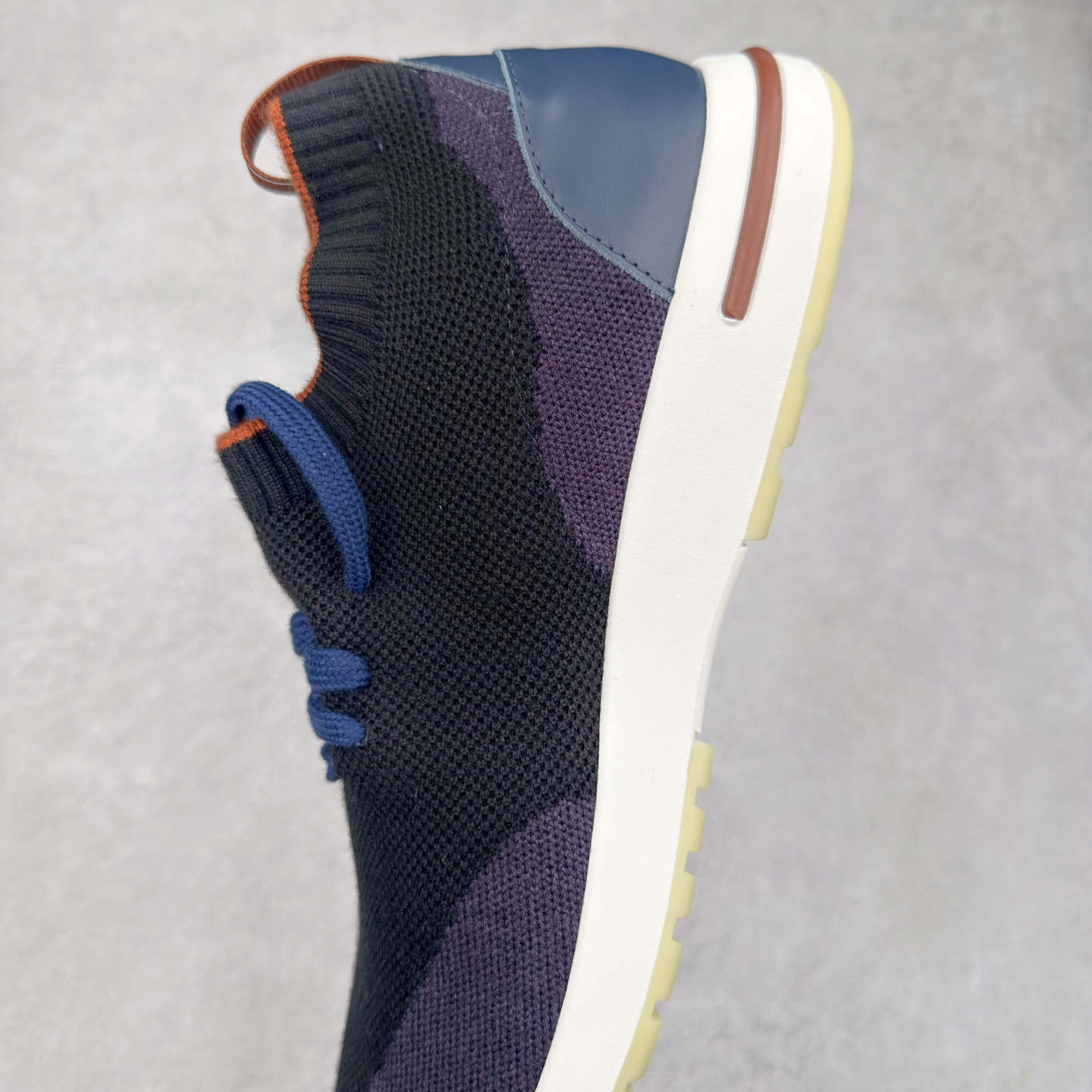 图片[7]-Loro Piana 袜子鞋 低调奢华，步履从容！现火爆小红书 FB各大社媒 Loro Piana 顶级皮革以自然纹理诠释质感，柔软耐磨，随穿着时间愈发温润。 经典设计，细节见匠心，圆头系带厚底复古与现代交融，舒适支撑，拉长腿部线条。 轻松搭配西装、休闲裤，无缝切换商务与生活场景。 缓震厚底设计 减轻足部压力 内衬透气材质 全天候保持干爽 黑色经典 永恒格调 深邃黑色适配一切场合 从日常通勤到周末漫游，低调中彰显全套包装 带有原版原珠（可补充品牌标志性工艺或环保理念，如“采用Loro Piana专利鞣制技术，环保无铬鞣革”） 尺码：39 40 41 42 43 44 45 46-选品中心