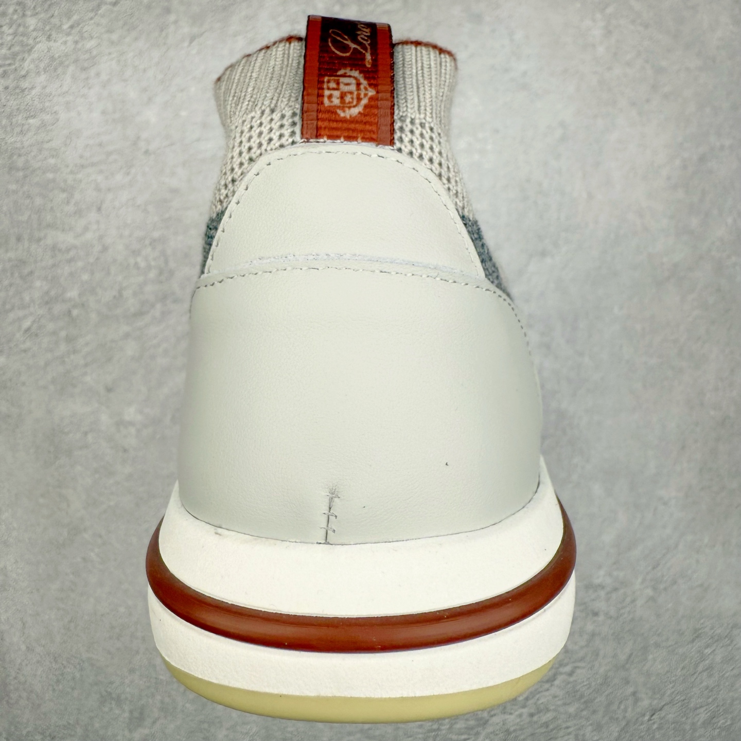 图片[8]-Loro Piana 袜子鞋 低调奢华，步履从容！现火爆小红书 FB各大社媒 Loro Piana 顶级皮革以自然纹理诠释质感，柔软耐磨，随穿着时间愈发温润。 经典设计，细节见匠心，圆头系带厚底复古与现代交融，舒适支撑，拉长腿部线条。 轻松搭配西装、休闲裤，无缝切换商务与生活场景。 缓震厚底设计 减轻足部压力 内衬透气材质 全天候保持干爽 黑色经典 永恒格调 深邃黑色适配一切场合 从日常通勤到周末漫游，低调中彰显全套包装 带有原版原珠（可补充品牌标志性工艺或环保理念，如“采用Loro Piana专利鞣制技术，环保无铬鞣革”） 尺码：39 40 41 42 43 44 45 46-选品中心