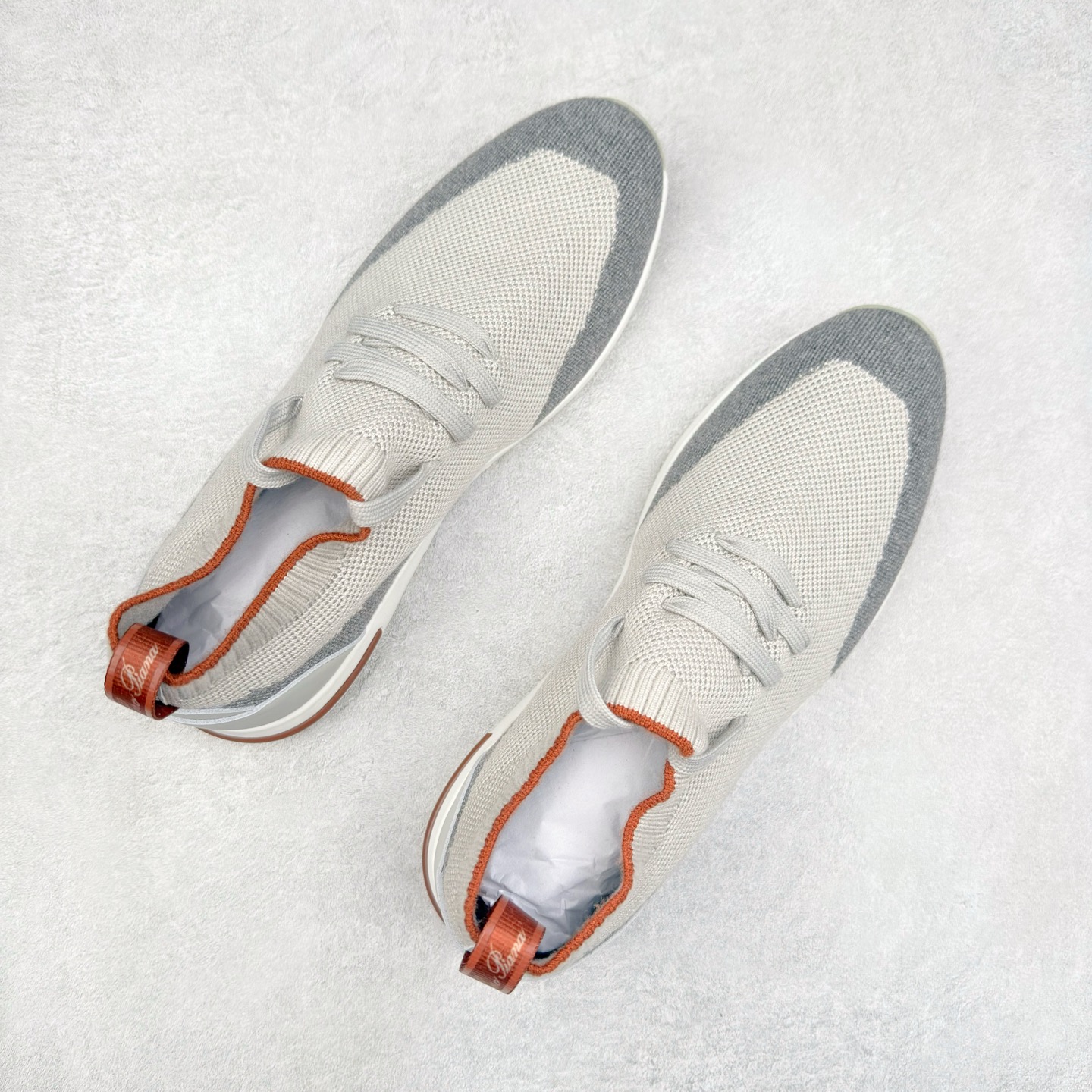 图片[3]-Loro Piana 袜子鞋 低调奢华，步履从容！现火爆小红书 FB各大社媒 Loro Piana 顶级皮革以自然纹理诠释质感，柔软耐磨，随穿着时间愈发温润。 经典设计，细节见匠心，圆头系带厚底复古与现代交融，舒适支撑，拉长腿部线条。 轻松搭配西装、休闲裤，无缝切换商务与生活场景。 缓震厚底设计 减轻足部压力 内衬透气材质 全天候保持干爽 黑色经典 永恒格调 深邃黑色适配一切场合 从日常通勤到周末漫游，低调中彰显全套包装 带有原版原珠（可补充品牌标志性工艺或环保理念，如“采用Loro Piana专利鞣制技术，环保无铬鞣革”） 尺码：39 40 41 42 43 44 45 46-选品中心