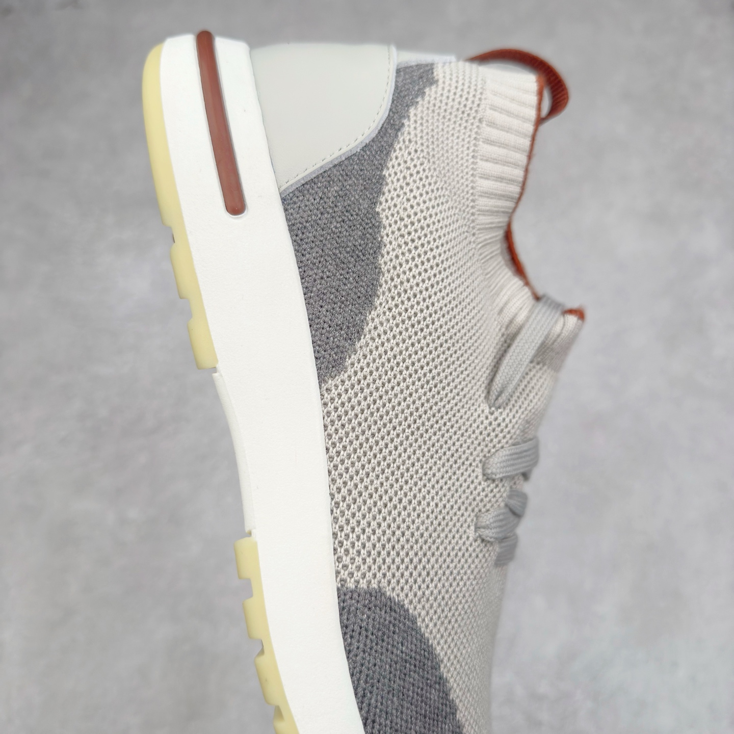 图片[6]-Loro Piana 袜子鞋 低调奢华，步履从容！现火爆小红书 FB各大社媒 Loro Piana 顶级皮革以自然纹理诠释质感，柔软耐磨，随穿着时间愈发温润。 经典设计，细节见匠心，圆头系带厚底复古与现代交融，舒适支撑，拉长腿部线条。 轻松搭配西装、休闲裤，无缝切换商务与生活场景。 缓震厚底设计 减轻足部压力 内衬透气材质 全天候保持干爽 黑色经典 永恒格调 深邃黑色适配一切场合 从日常通勤到周末漫游，低调中彰显全套包装 带有原版原珠（可补充品牌标志性工艺或环保理念，如“采用Loro Piana专利鞣制技术，环保无铬鞣革”） 尺码：39 40 41 42 43 44 45 46-选品中心